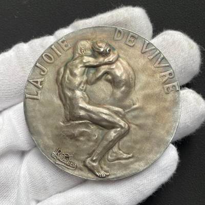 「木头集藏」“ 新岁撷珍”——章牌精品专场！ - R. Lamourdedieu～1906年法国SAMF协会35号作品银章“生活的乐趣” ，法兰西章牌之友协会（SAMF）1906年发行，直径：57mm，83 g，包浆很漂亮，银章发行量仅70枚，边铭：丰饶角+ARGENT+火蝾螈+限量编号22。正面是一对情侣在热吻，背面是一名男子眺望朝阳。经典清凉章，完美展现人体的力与美。  SAMF协会章是法国新艺术章牌最杰出的代表，历来受到章牌收藏者的追捧。