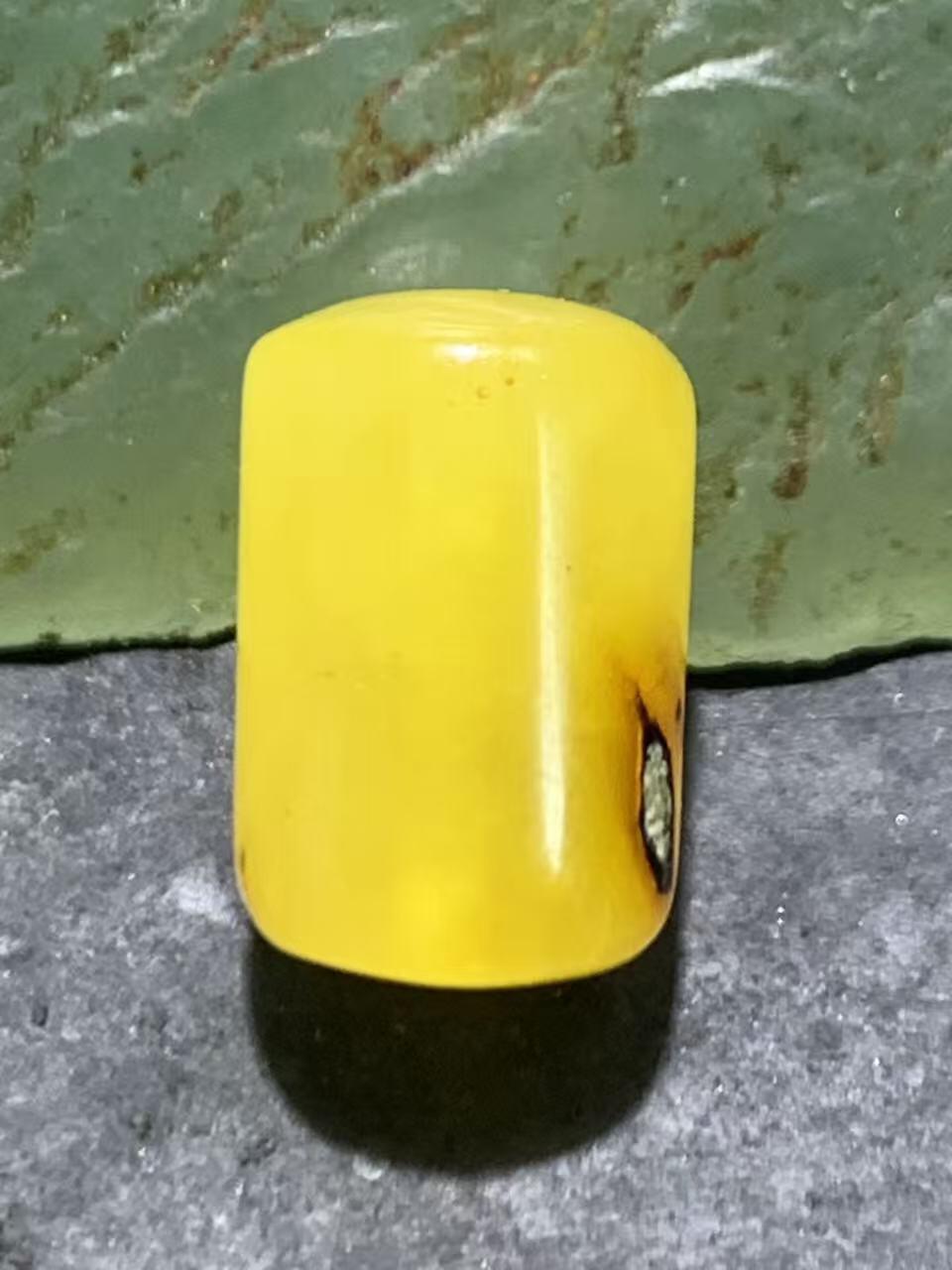 天然乌克兰原矿蜜蜡随形通货桶珠一颗，