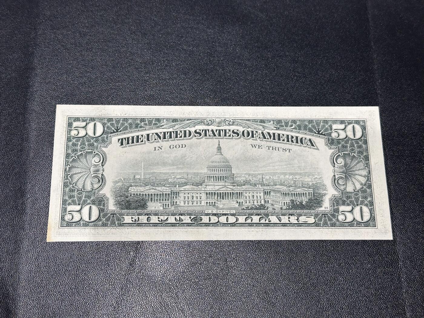 《外钞收藏家》第六百零七期（畅拍场）（本平台长期征集拍品、欢迎藏友们联系合作） 1977年美国小头版50美元  无折 有个黄斑