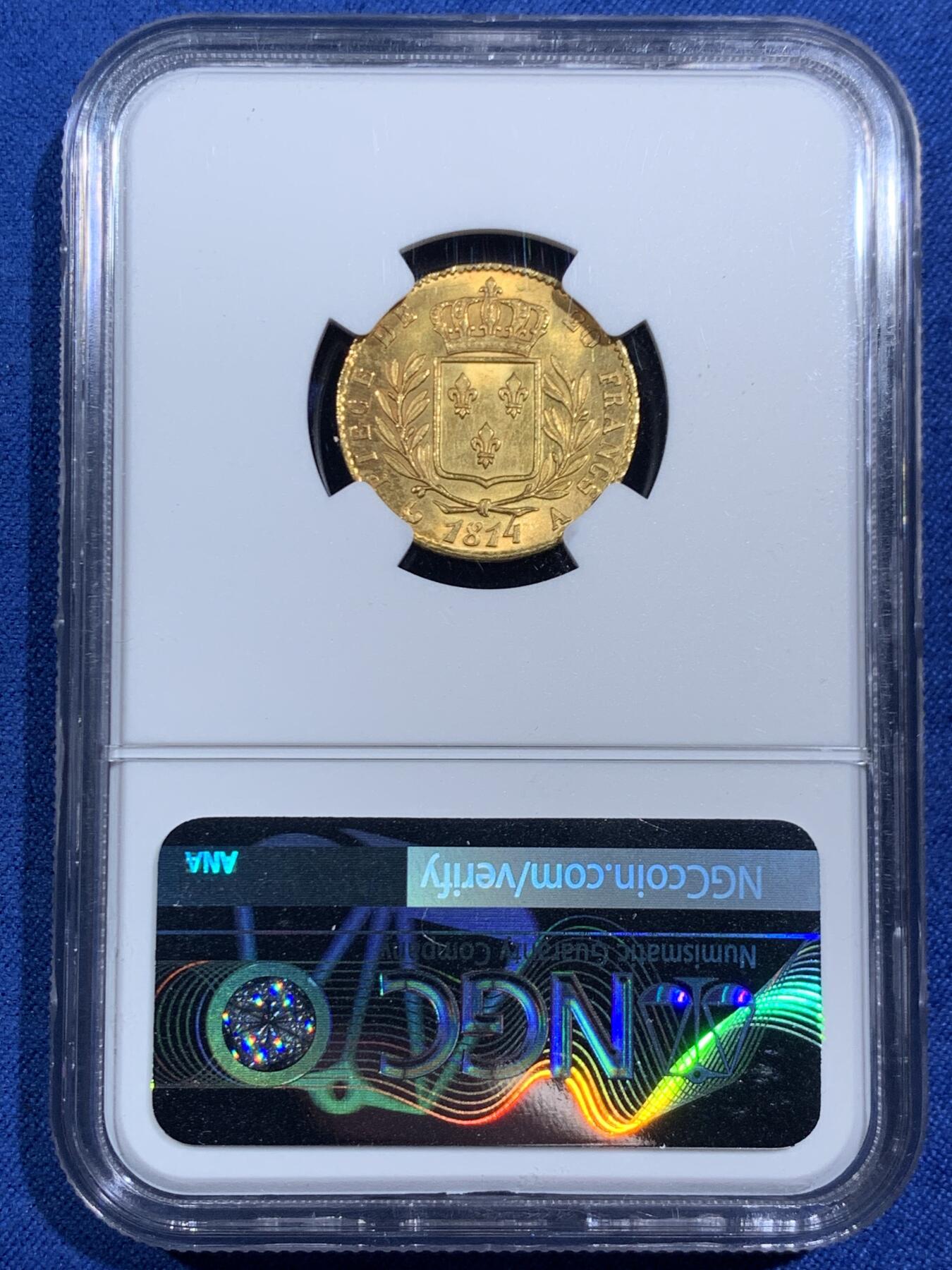 《竞宝斋》第464场 周日，周一，周二，3场连拍 （全场包邮）欢迎送拍 NGC MS63 法国1814年路易十八20法郎金币 少见戎装好品 戎装版路易十八只发行了两年，数量要少很多。此枚金光灿灿转光流畅实属难得，打制清晰值得收藏。热门稀缺品种！900金 6.45克
