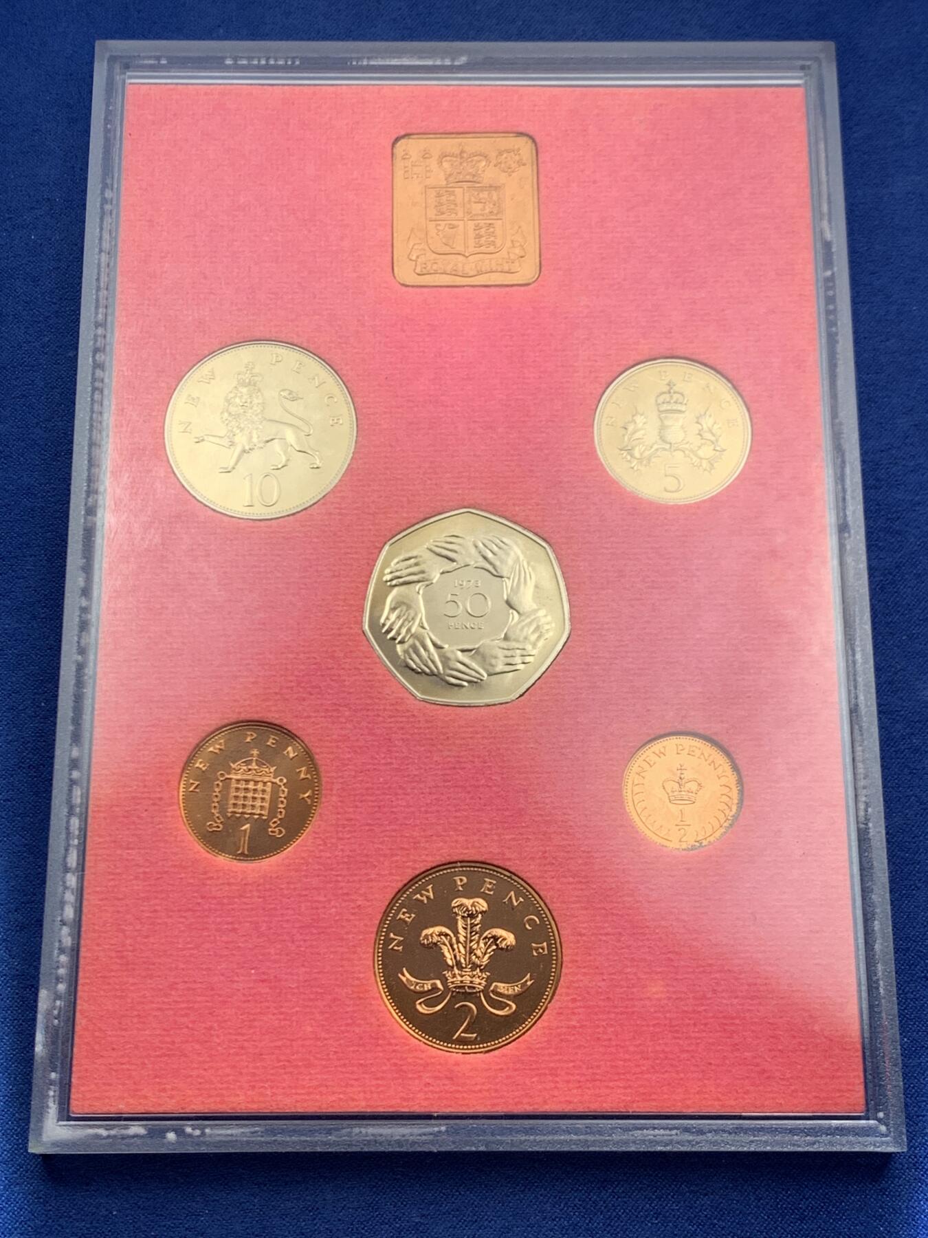 《竞宝斋》第464场 周日，周一，周二，3场连拍 （全场包邮）欢迎送拍 英国1973年精制套币 礼品原装6枚币和1枚章 细节见图