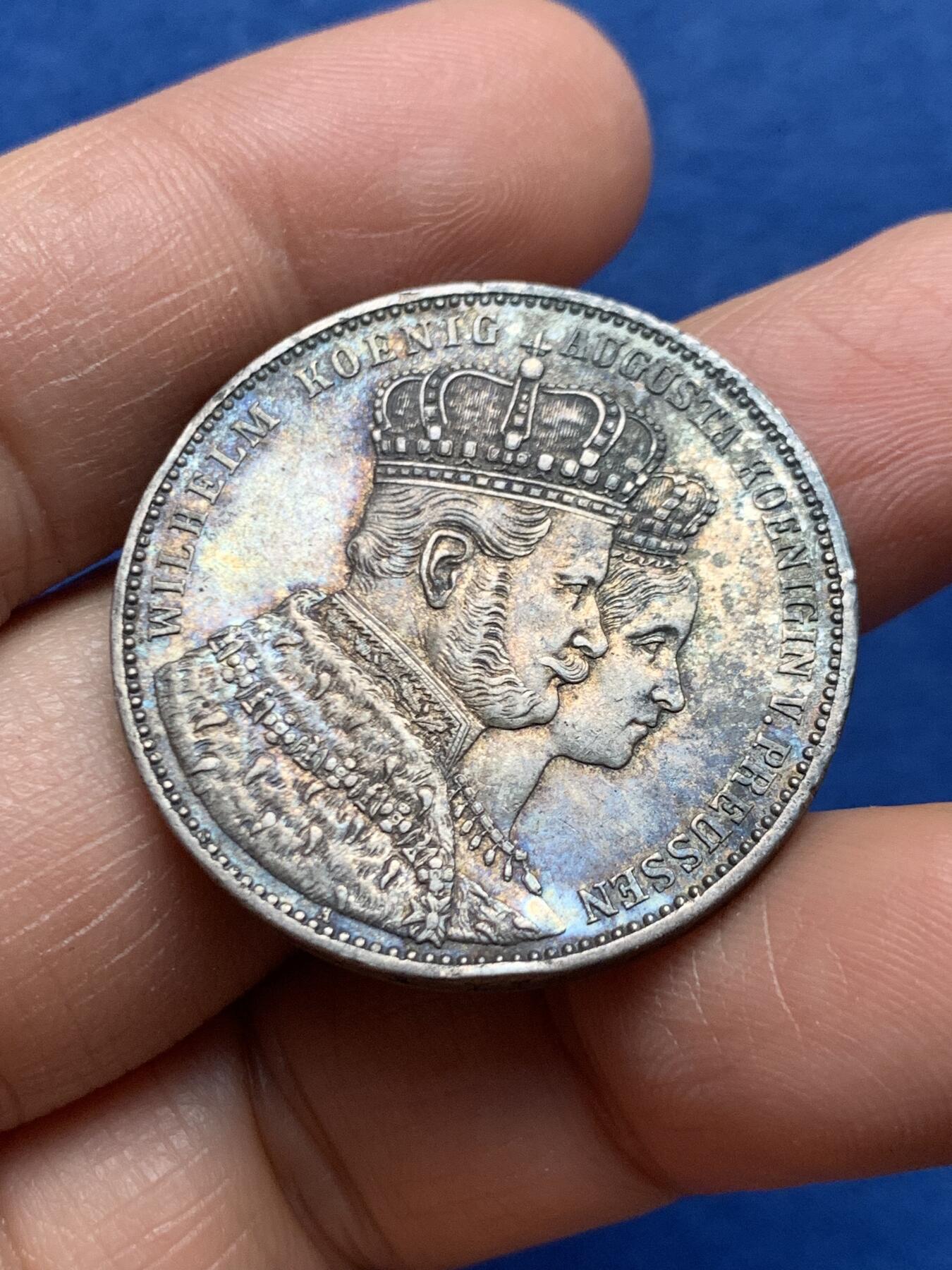 《竞宝斋》第464场 周日，周一，周二，3场连拍 （全场包邮）欢迎送拍 德国1861年普鲁士威廉一世登基纪念1泰勒银币，经典毛衣泰勒