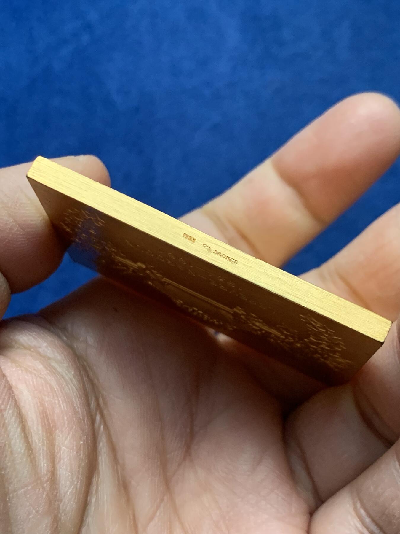 《竞宝斋》第464场 周日，周一，周二，3场连拍 （全场包邮）欢迎送拍 1984年法国名家波迪松新艺术经典【金婚纪念】镀金大铜章，品相极好，正面一对夫妇在树下笑看远山 流水和桥梁，寓意好，直径：55.5*40.3MM，重量：76.2g