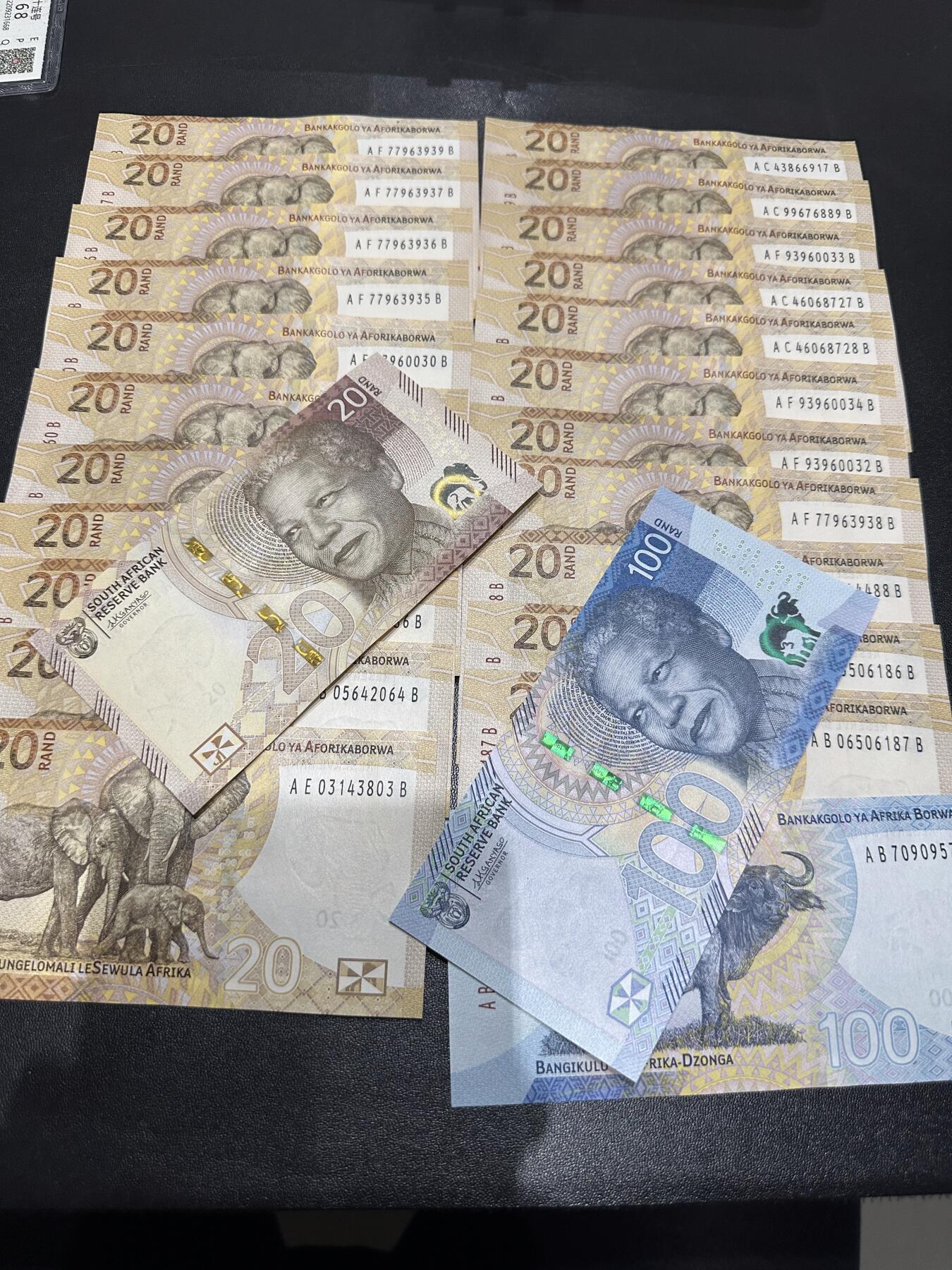 《外钞收藏家》第六百零七期（畅拍场）（本平台长期征集拍品、欢迎藏友们联系合作） 南非20兰特23张+100兰特2张 大部分全新 有几张有折或者有瑕疵 如图