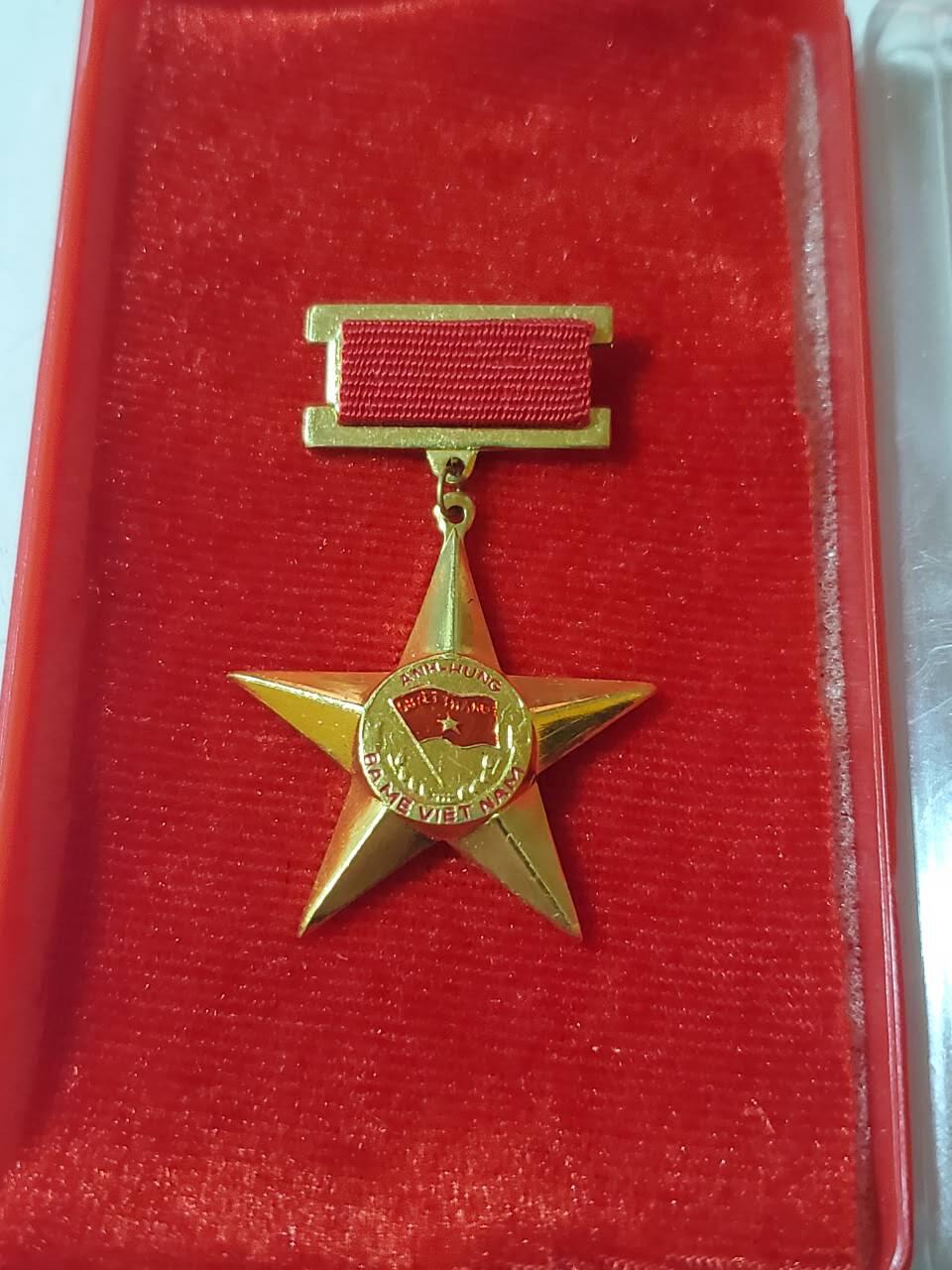 韵星假日军品类拍卖第三十九期暨默多克中校夫妇专场 -- Rimey Holidays Militaria Auction 39 & The Modoks Collection  越南社会主义共和国英雄母亲金星 带原盒 非地摊后造 第一版