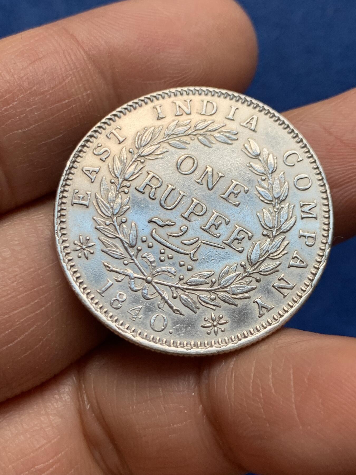 《竞宝斋》第464场 周日，周一，周二，3场连拍 （全场包邮）欢迎送拍 东印度公司 1840年 维多利亚女王单辫1卢比银币 细节好 11.64克左右 917银