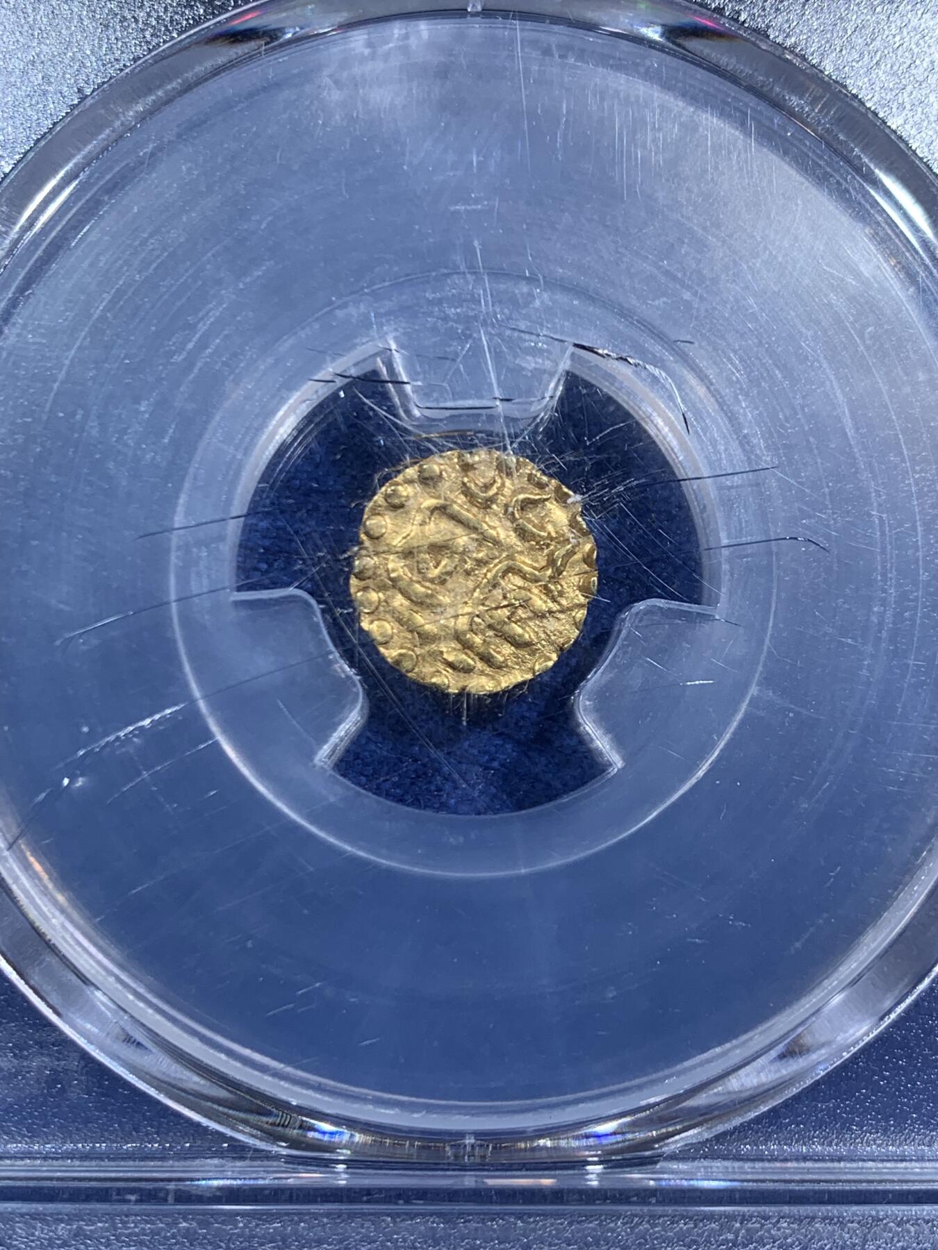 《竞宝斋》第464场 周日，周一，周二，3场连拍 （全场包邮）欢迎送拍 PCGS MS62 荷属东印度群岛1405-12年苏门答腊苏丹国1库邦金币 0.61g 六百多年的小金币 深打收藏级 盒子表面有暗裂纹