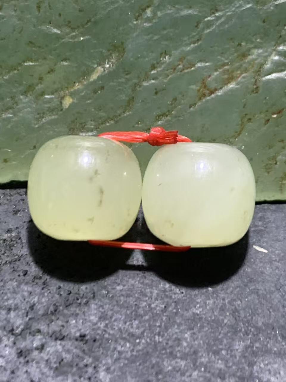 精美天然青海料和田玉水草沁老形桶珠一对