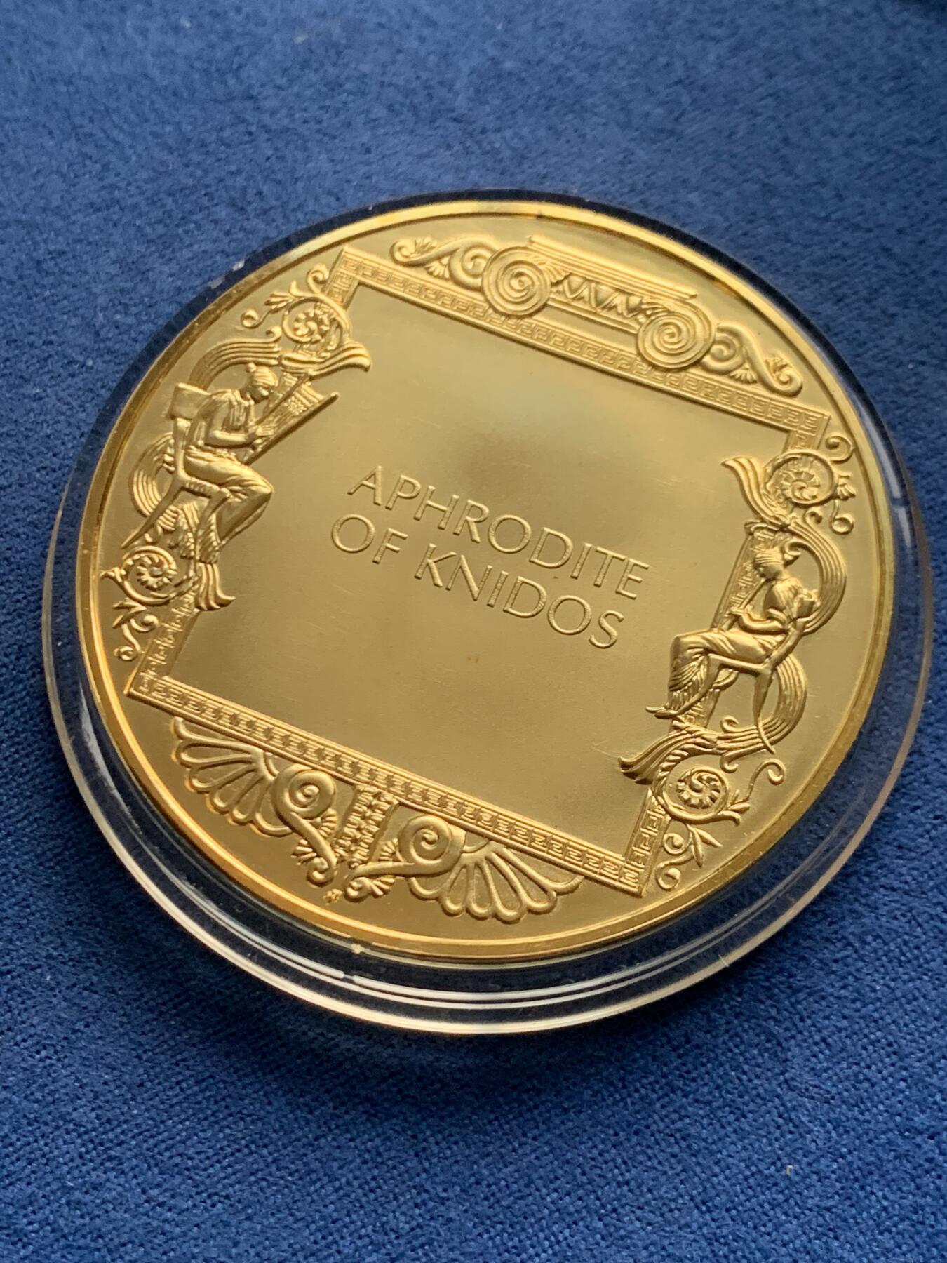 《竞宝斋》第464场 周日，周一，周二，3场连拍 （全场包邮）欢迎送拍 美国 1983年 古希腊艺术瑰宝镀金大铜章，直径50mm，重79.5克，尼多斯的阿芙洛狄忒，女神沐浴，美轮美奂。富兰克林造币厂铸造，精制镜面工艺。金水非常足，边缘标注铜镀24K金