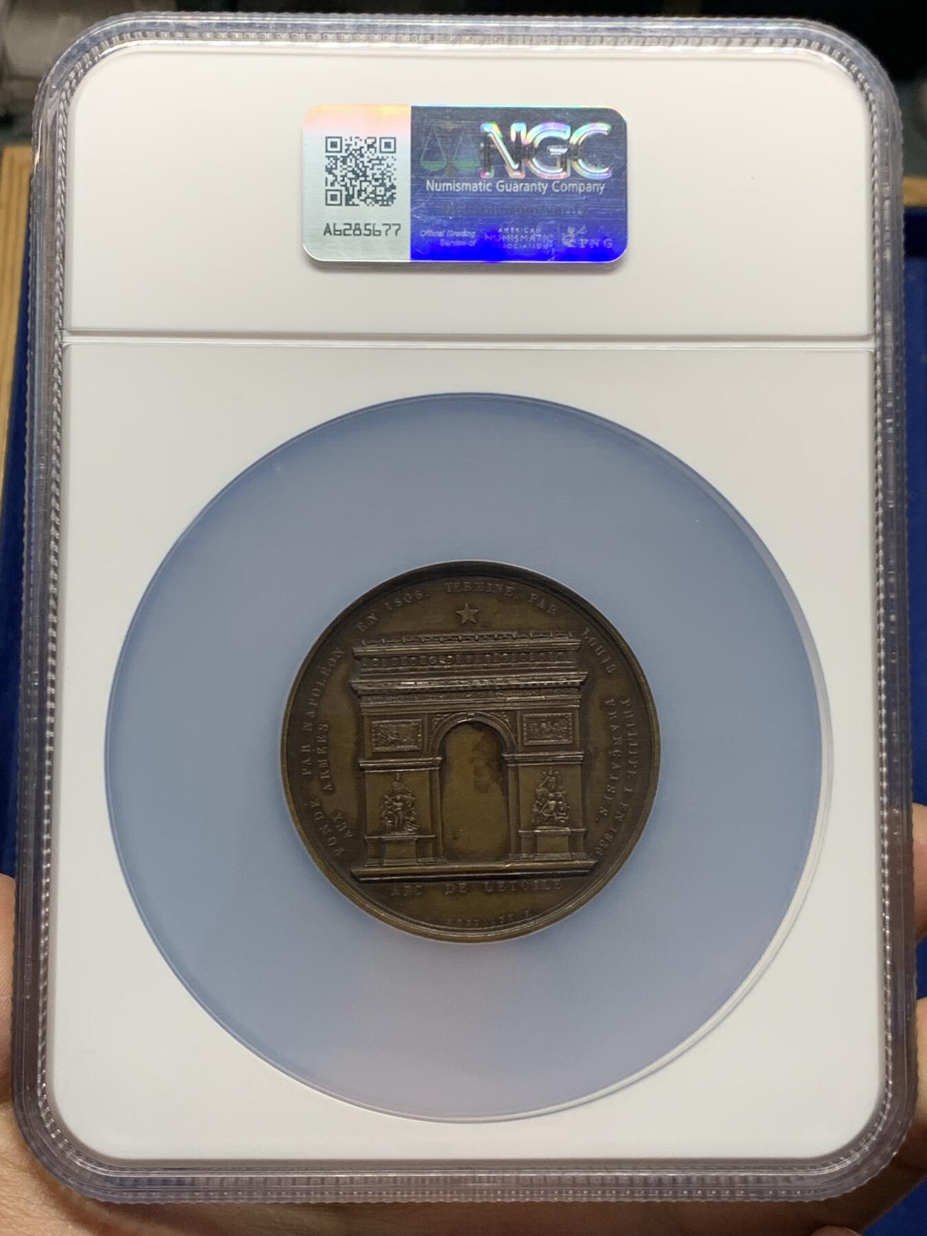 《竞宝斋》第464场 周日，周一，周二，3场连拍 （全场包邮）欢迎送拍 NGC MS61BN 法国1806年拿破仑凯旋门纪念铜章，BRAMSEN作品，稀少品种。正面拿破仑侧像，背面凯旋门高浮雕，打制细节犀利，包浆好状态。加大加厚盒