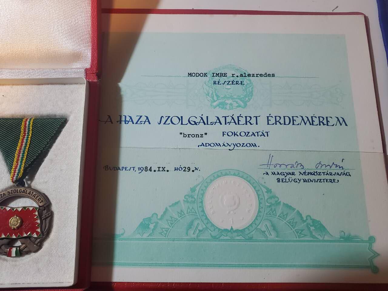 韵星假日军品类拍卖第三十九期暨默多克中校夫妇专场 -- Rimey Holidays Militaria Auction 39 & The Modoks Collection  匈牙利人民共和国默多克中校铜级为祖国服务奖章带盒（早期版本）带大证书佩戴证明一套 