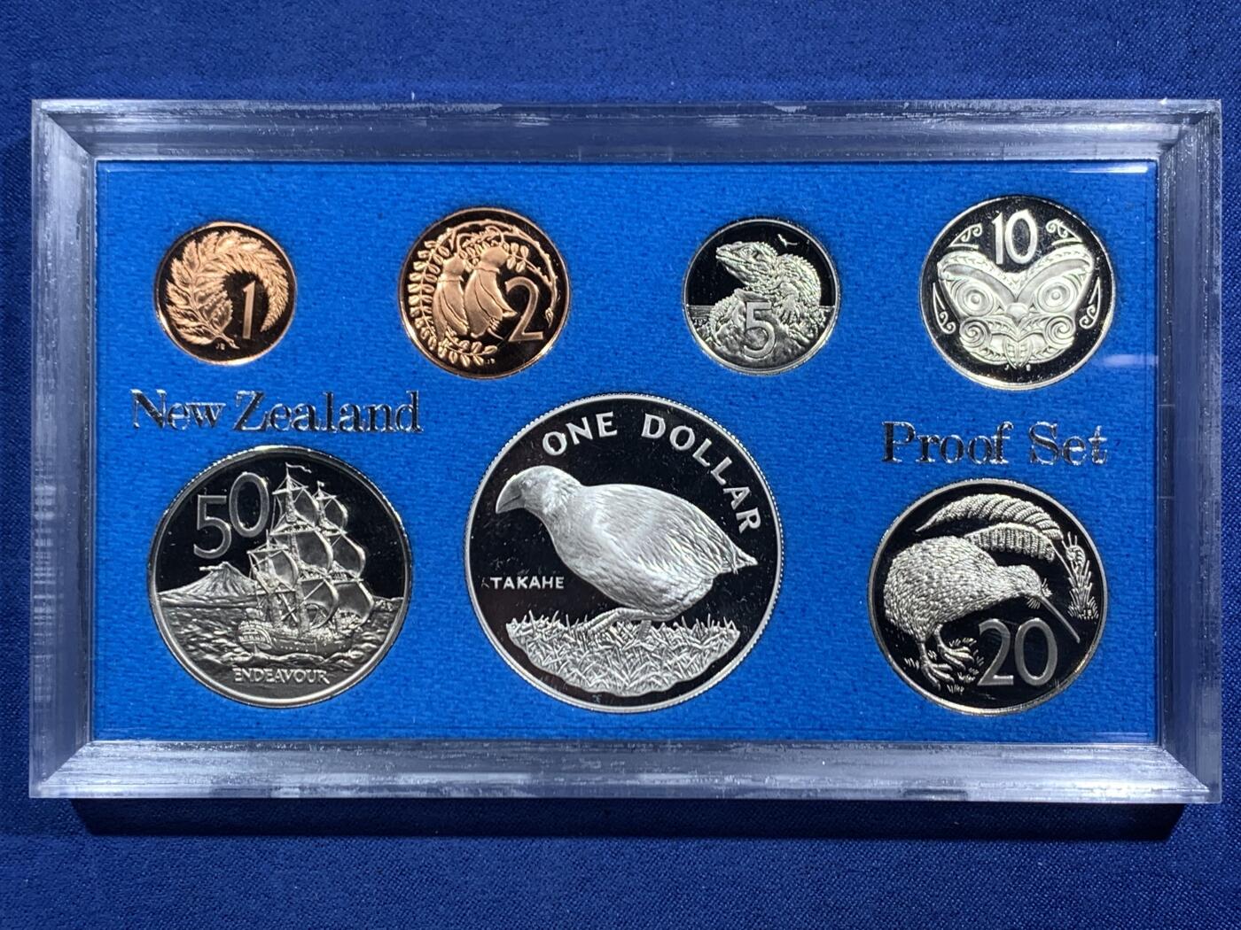 《竞宝斋》第464场 周日，周一，周二，3场连拍 （全场包邮）欢迎送拍 新西兰1982年伊丽莎白二世精制套币，其中最大面值的一元为银币，27.216克，925银