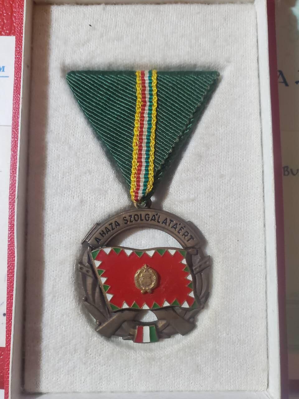 韵星假日军品类拍卖第三十九期暨默多克中校夫妇专场 -- Rimey Holidays Militaria Auction 39 & The Modoks Collection  匈牙利人民共和国默多克中校铜级为祖国服务奖章带盒（早期版本）带大证书佩戴证明一套 