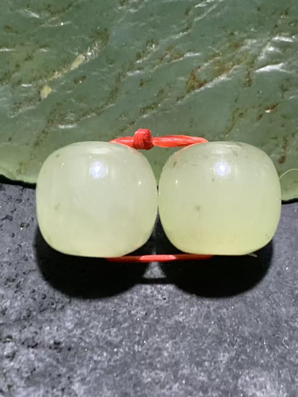 精美天然青海料和田玉水草沁老形桶珠一对