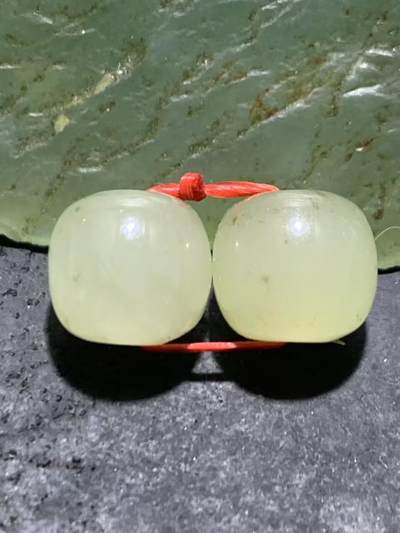 精美天然青海料和田玉水草沁老形桶珠一对 - 精美天然青海料和田玉水草沁老形桶珠一对