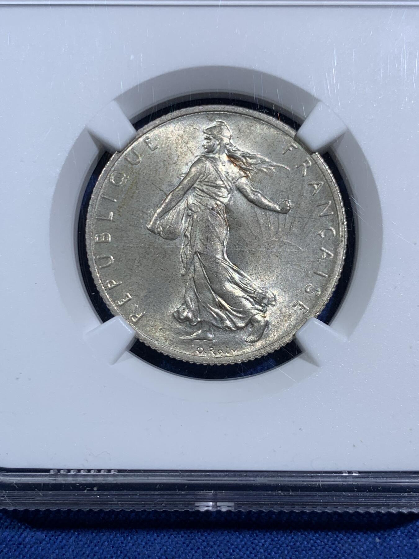 《竞宝斋》第464场 周日，周一，周二，3场连拍 （全场包邮）欢迎送拍 NGC MS64 法国1914 C 播种女神2法郎银币 原光 好品相十字转光 C厂Castelsarrain特殊发行为整个系列最少，因此是最受欢迎的播种女神银币之一。收藏级品相非常见1914年