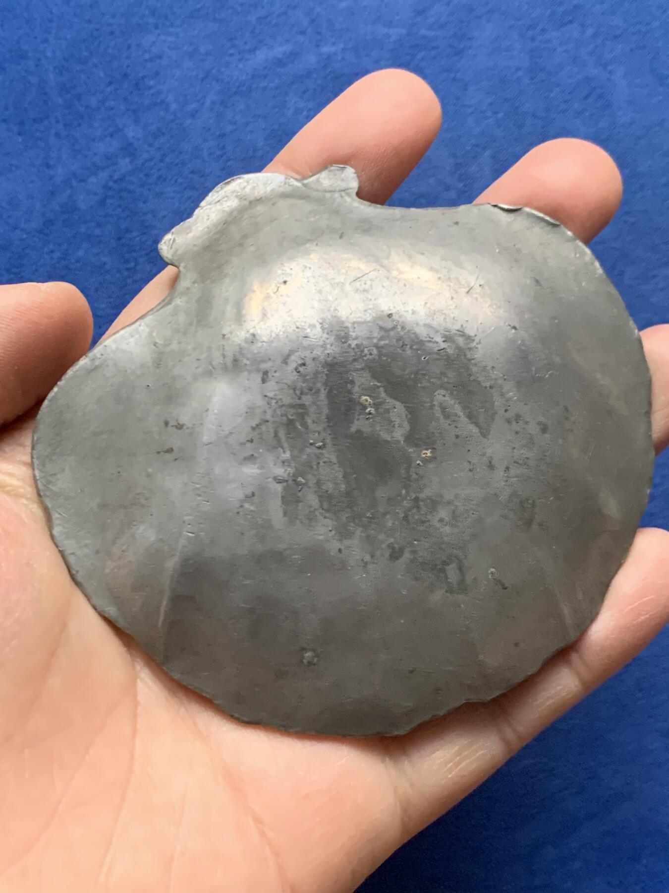 《竞宝斋》第464场 周日，周一，周二，3场连拍 （全场包邮）欢迎送拍 欧洲 美人图案贝壳形古董小碟，少见的欧陆古董小物件，美女神态自然，富有朦胧的美感，贝壳形的设计也颇有巧思，精巧而富有趣味。105.3克，87*90mm wm材质