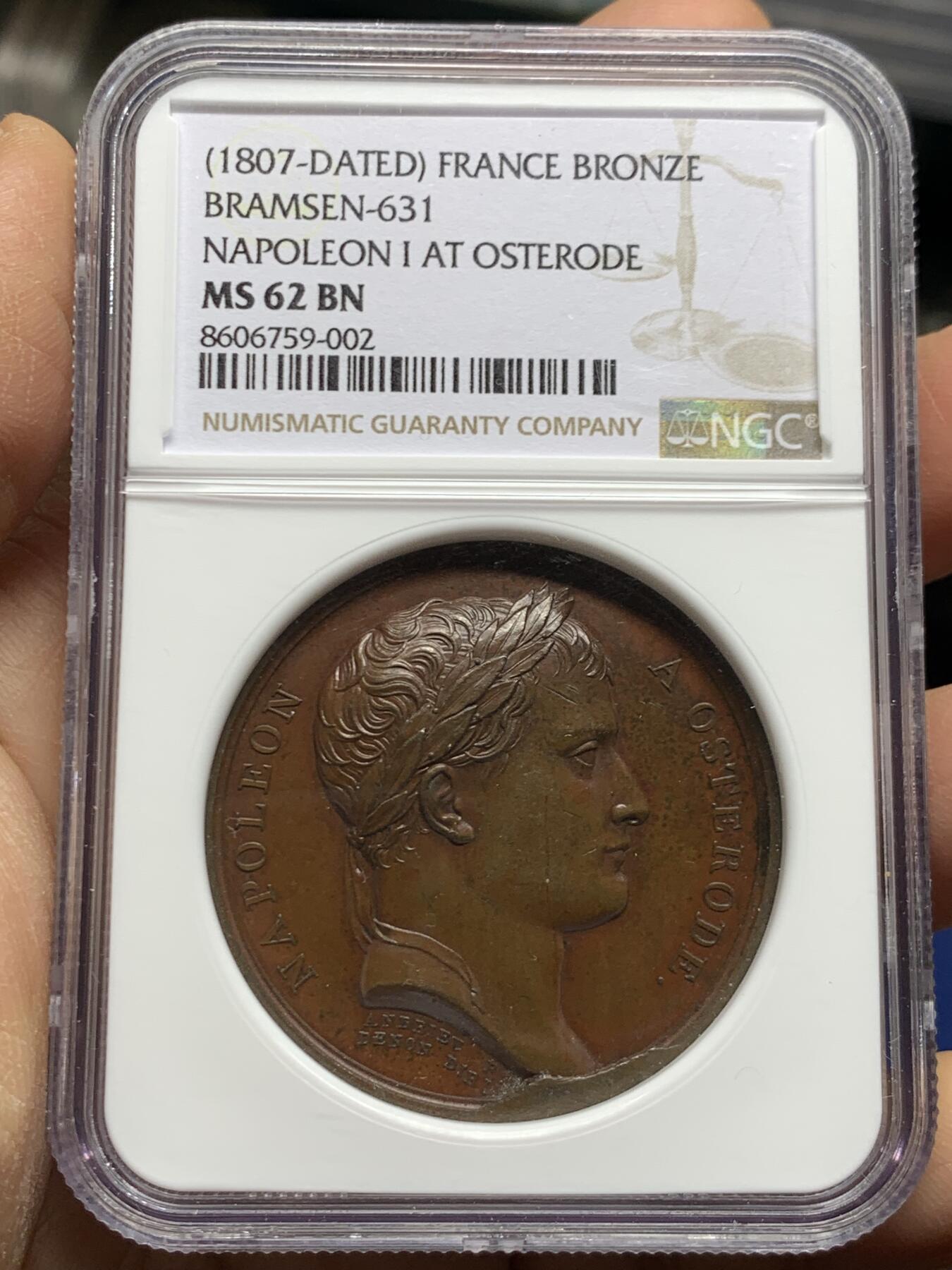 《竞宝斋》第464场 周日，周一，周二，3场连拍 （全场包邮）欢迎送拍 NGC MS62BN 法国1807年拿破仑一世在奥斯特罗德原铸铜章 稀见好品种 巴黎造币厂油光巧克力包浆 状态一流 加厚盒 拿破仑于1807年2月至4月驻扎在波兰的奥斯特罗德，等待来自法国的增援。背面法 比乌斯，古罗马政治家军事家，公元前3世纪罗马将军，以在第二次布匿战争中采用拖延战术对抗汉尼拔、挽救罗马于危难而闻名。这种被称为“法比乌斯战略”的策略为罗马最终胜利做出了贡献，拿破仑显然也希望效仿先