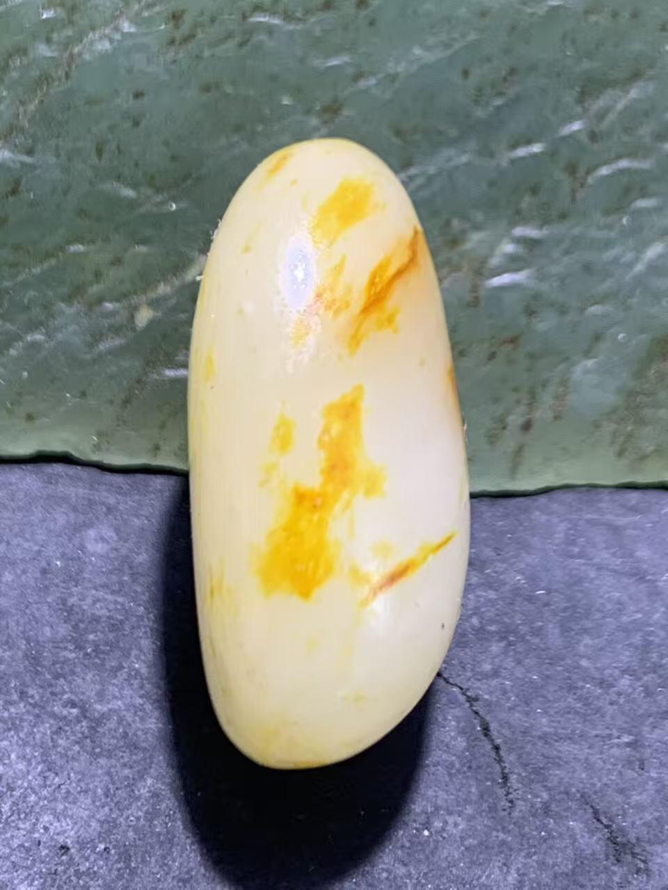 精美洒金皮和田白玉独籽原石一颗，