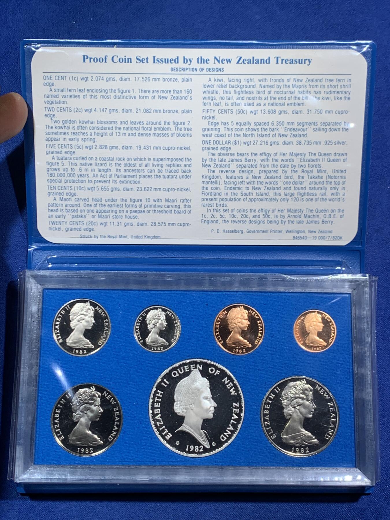 《竞宝斋》第464场 周日，周一，周二，3场连拍 （全场包邮）欢迎送拍 新西兰1982年伊丽莎白二世精制套币，其中最大面值的一元为银币，27.216克，925银