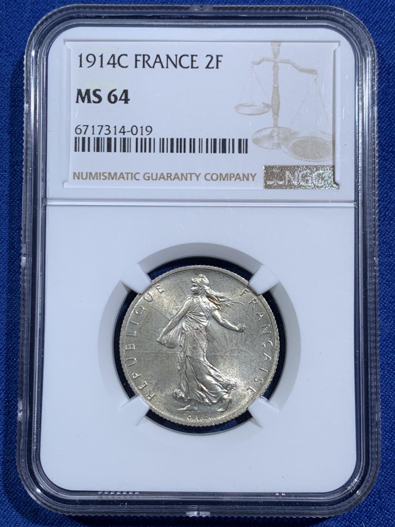《竞宝斋》第464场 周日，周一，周二，3场连拍 （全场包邮）欢迎送拍 NGC MS64 法国1914 C 播种女神2法郎银币 原光 好品相十字转光 C厂Castelsarrain特殊发行为整个系列最少，因此是最受欢迎的播种女神银币之一。收藏级品相非常见1914年