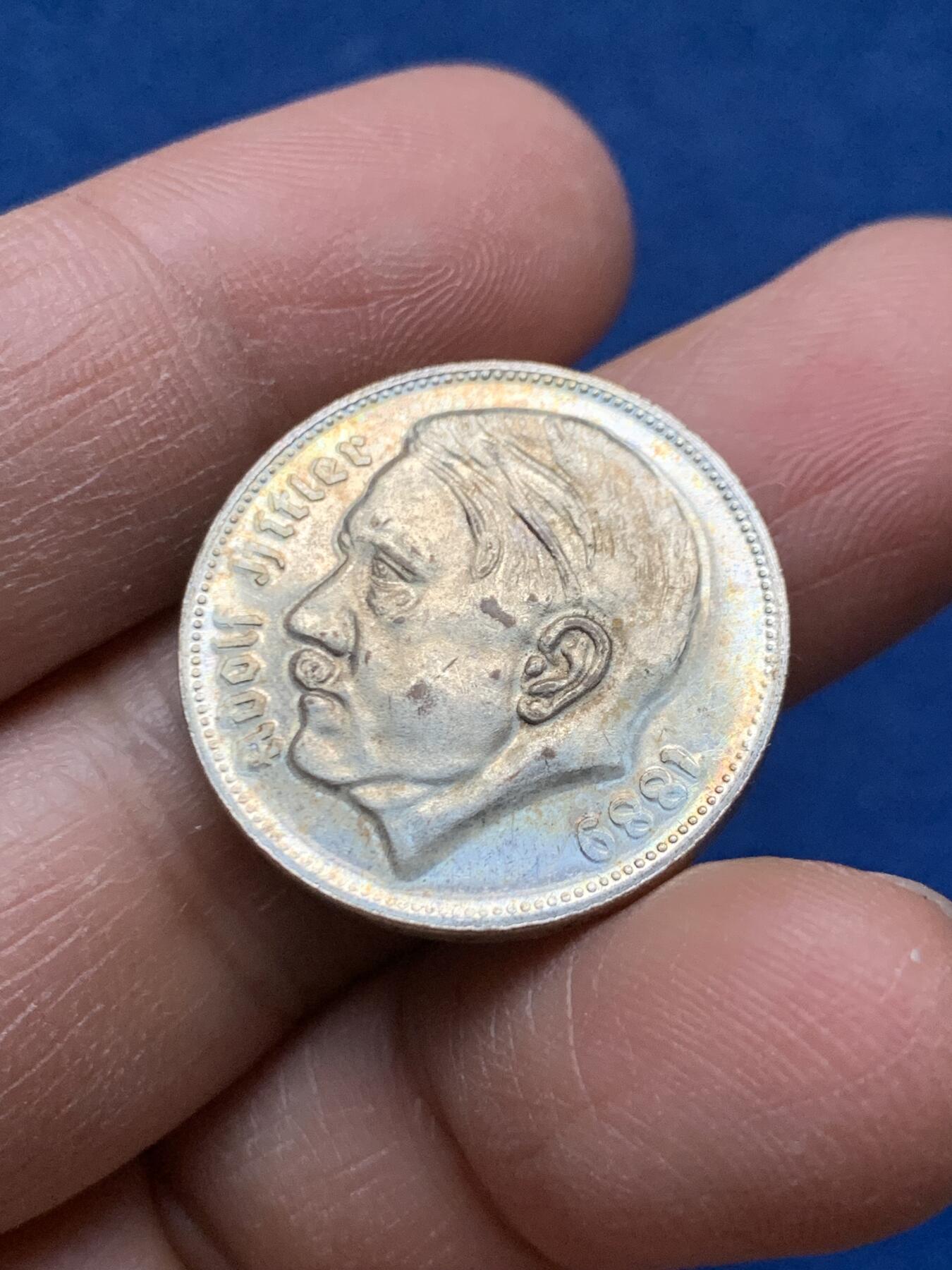 《竞宝斋》第464场 周日，周一，周二，3场连拍 （全场包邮）欢迎送拍 少见人像 好品 德国1938（实际应为1989）2马克 镀银 币型章 珍惜币目录收录