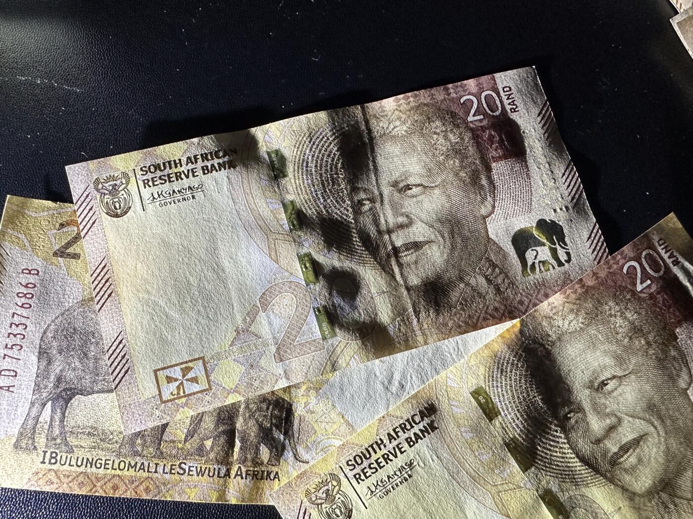 《外钞收藏家》第六百零七期（畅拍场）（本平台长期征集拍品、欢迎藏友们联系合作） 南非20兰特23张+100兰特2张 大部分全新 有几张有折或者有瑕疵 如图