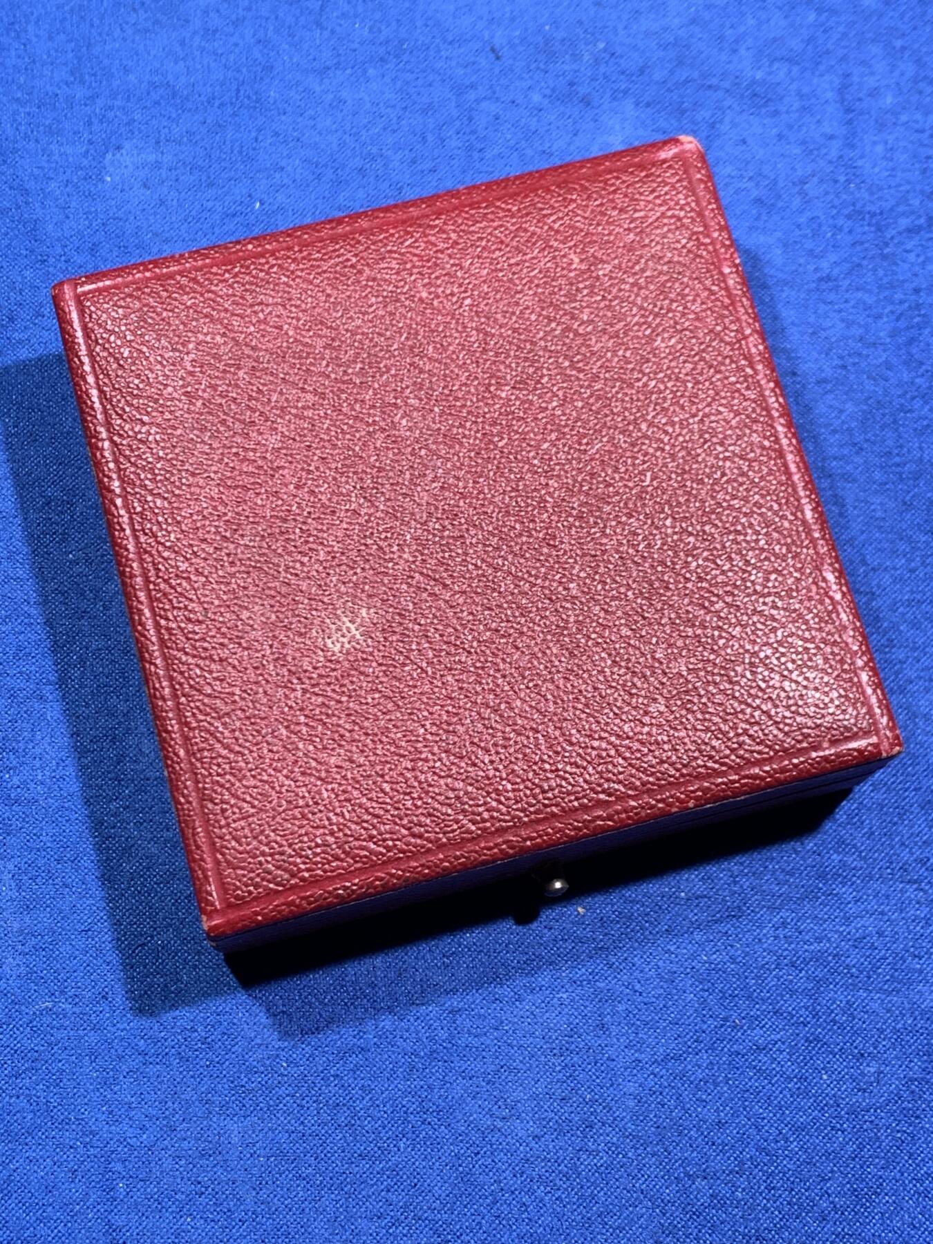 《竞宝斋》第464场 周日，周一，周二，3场连拍 （全场包邮）欢迎送拍 法国新艺术章牌雕刻大师杜普伊D.Dupuis作品，法语联盟奖章，法国的象征玛丽安娜女神，在月桂树下教美澳亚非四大洲的孩子读书，写实浅浮雕精品。小小的章面上，能把四大洲孩子的衣着甚至面部特色都生动表现出来，绝对是大师级雕刻功力，材质950银，边铭丰饶角argent，直径50mm，重量66g，品相很好，包浆有轻微白斑，自藏佳品