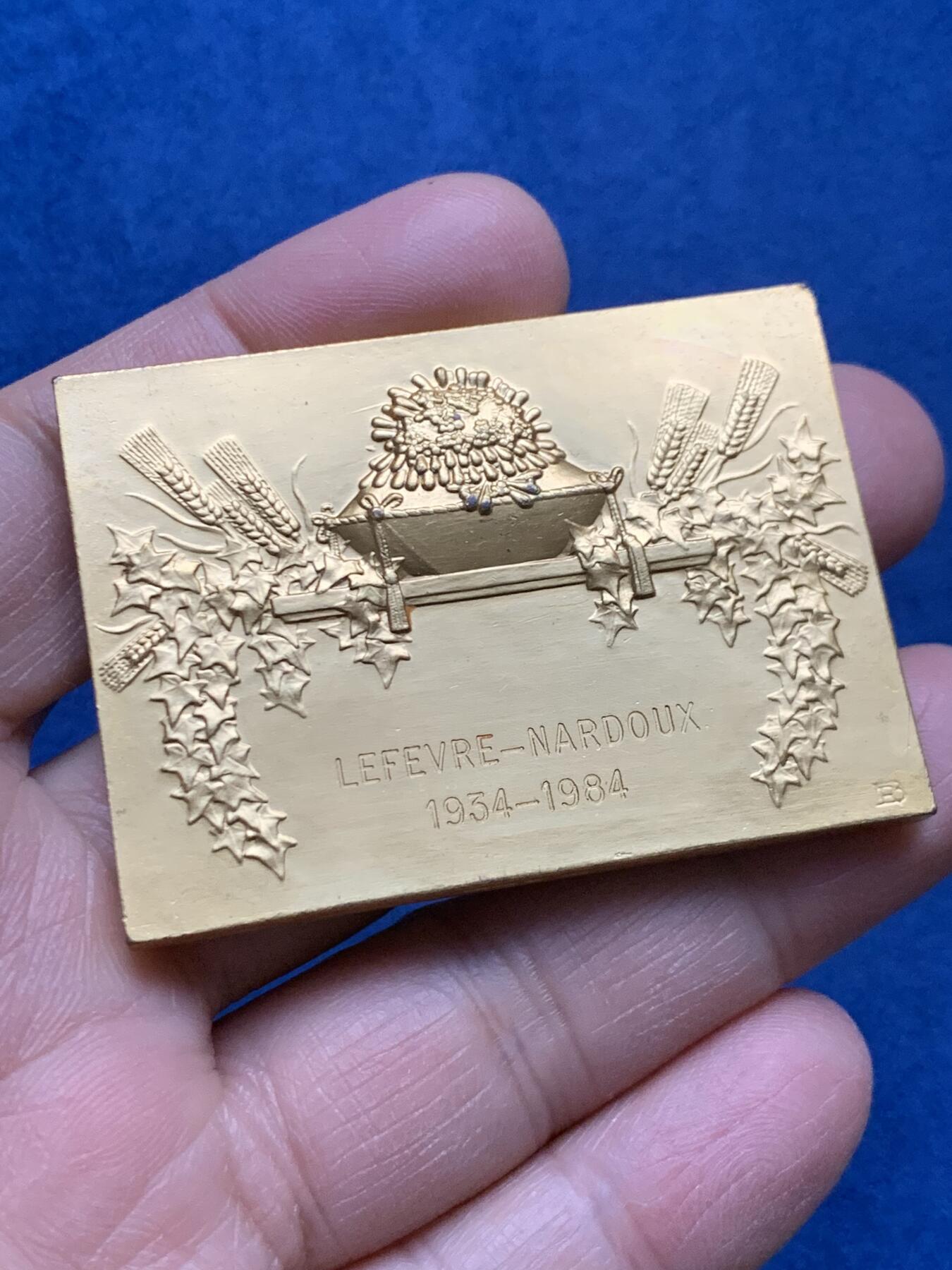 《竞宝斋》第464场 周日，周一，周二，3场连拍 （全场包邮）欢迎送拍 1984年法国名家波迪松新艺术经典【金婚纪念】镀金大铜章，品相极好，正面一对夫妇在树下笑看远山 流水和桥梁，寓意好，直径：55.5*40.3MM，重量：76.2g