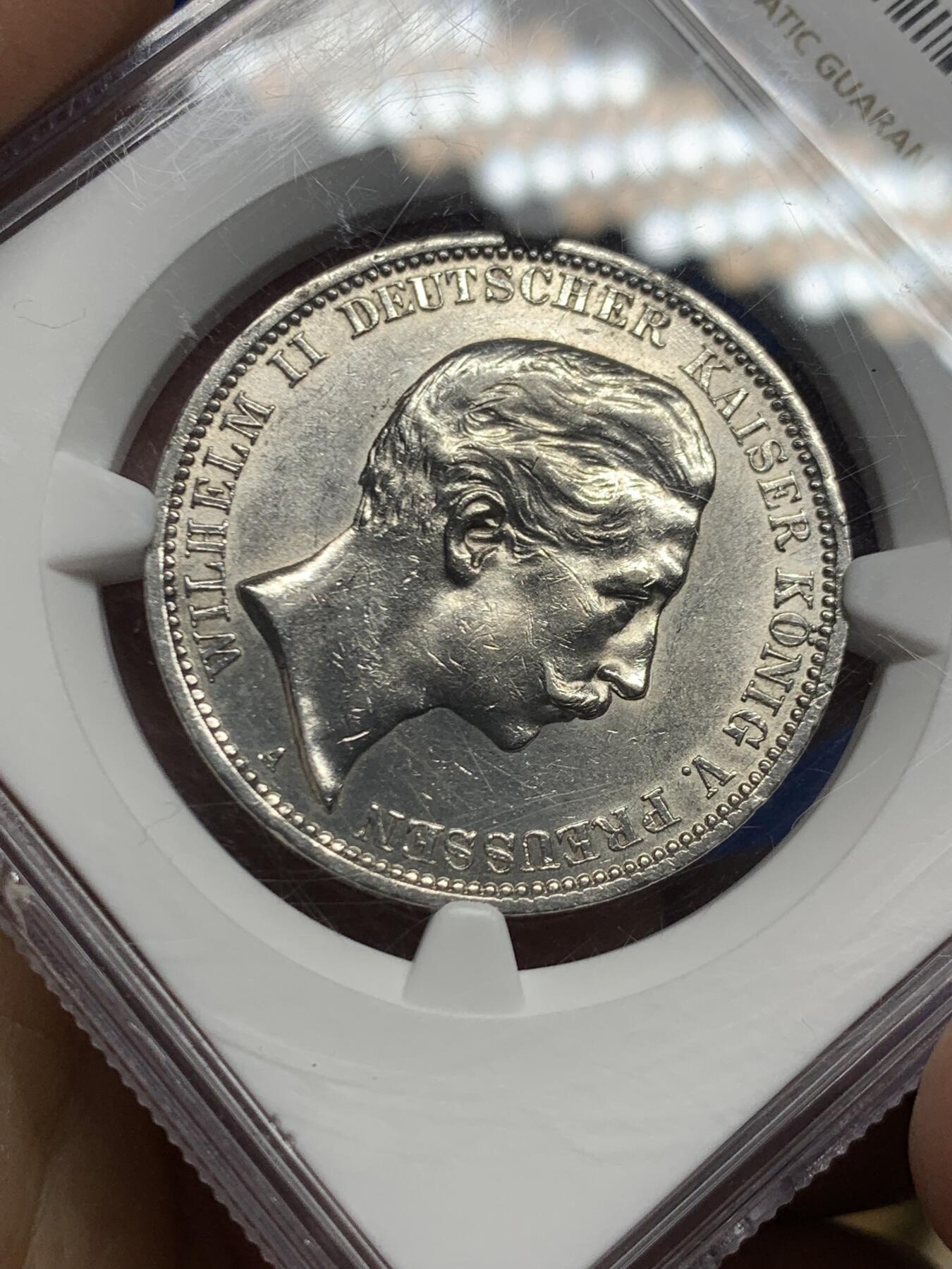 《竞宝斋》第464场 周日，周一，周二，3场连拍 （全场包邮）欢迎送拍 NGC AU58 德国 普鲁士 1908年 威廉二世 流通版 3马克 银币。盒子下端有破损