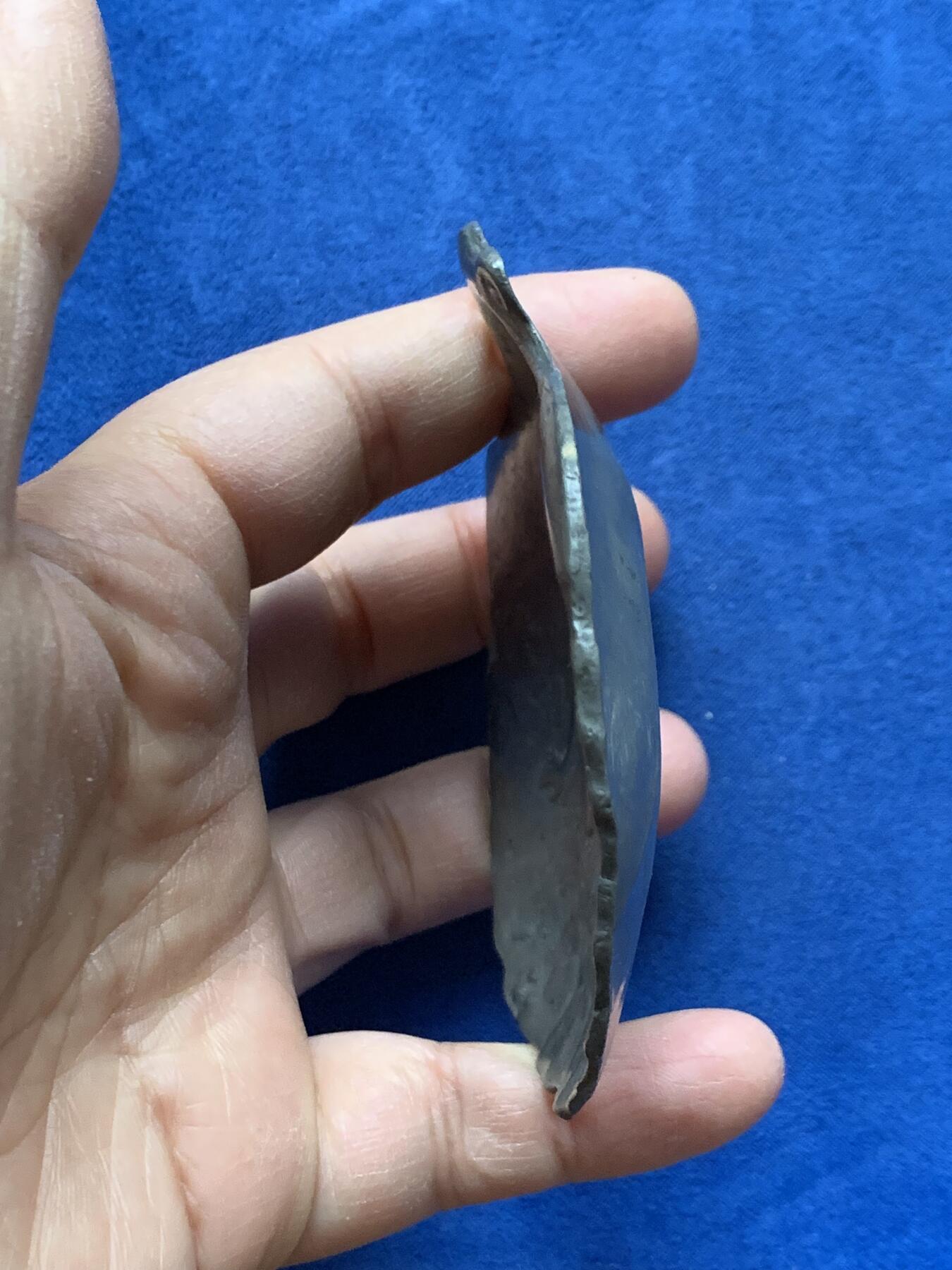 《竞宝斋》第464场 周日，周一，周二，3场连拍 （全场包邮）欢迎送拍 欧洲 美人图案贝壳形古董小碟，少见的欧陆古董小物件，美女神态自然，富有朦胧的美感，贝壳形的设计也颇有巧思，精巧而富有趣味。105.3克，87*90mm wm材质