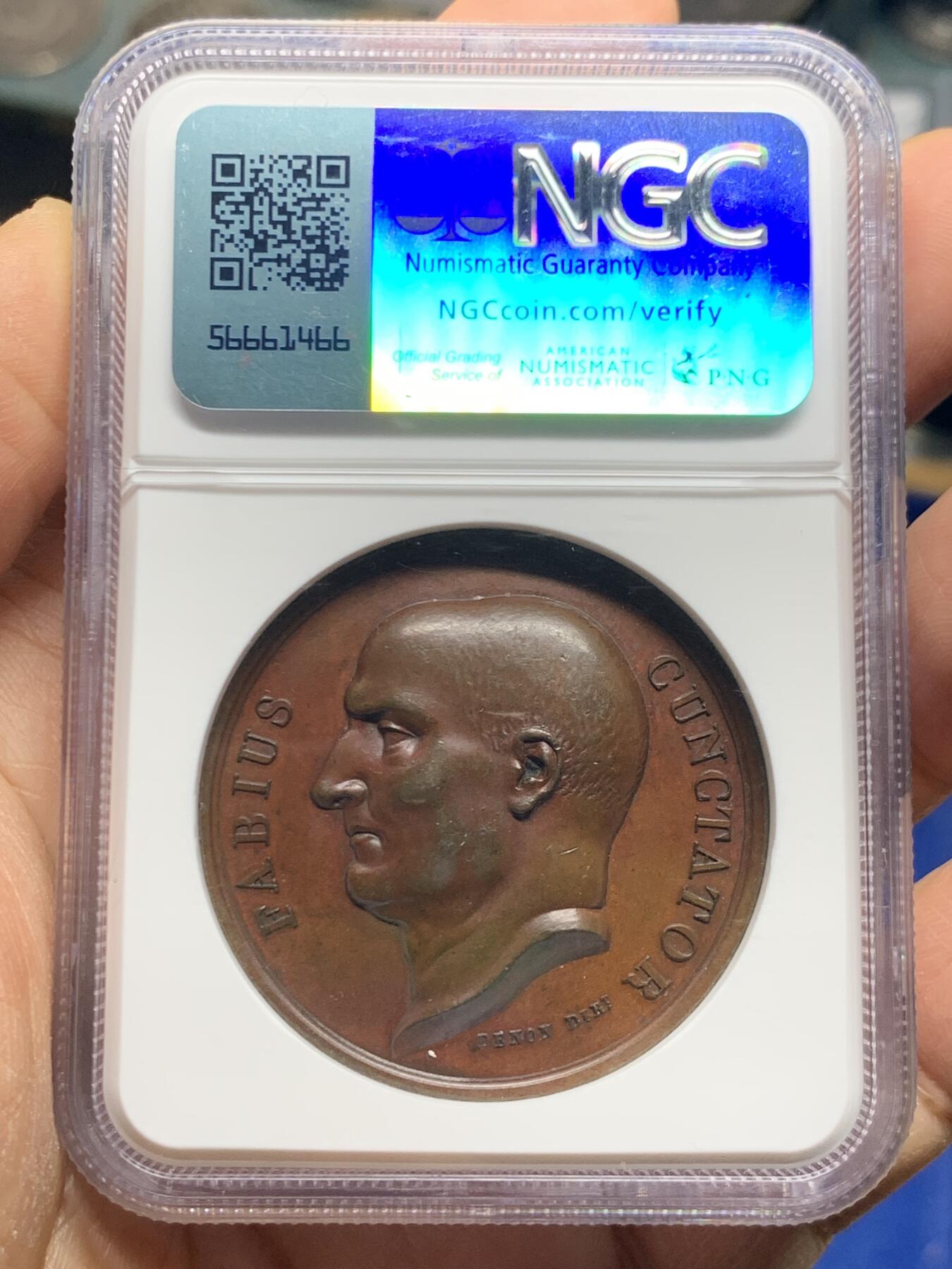 《竞宝斋》第464场 周日，周一，周二，3场连拍 （全场包邮）欢迎送拍 NGC MS62BN 法国1807年拿破仑一世在奥斯特罗德原铸铜章 稀见好品种 巴黎造币厂油光巧克力包浆 状态一流 加厚盒 拿破仑于1807年2月至4月驻扎在波兰的奥斯特罗德，等待来自法国的增援。背面法 比乌斯，古罗马政治家军事家，公元前3世纪罗马将军，以在第二次布匿战争中采用拖延战术对抗汉尼拔、挽救罗马于危难而闻名。这种被称为“法比乌斯战略”的策略为罗马最终胜利做出了贡献，拿破仑显然也希望效仿先