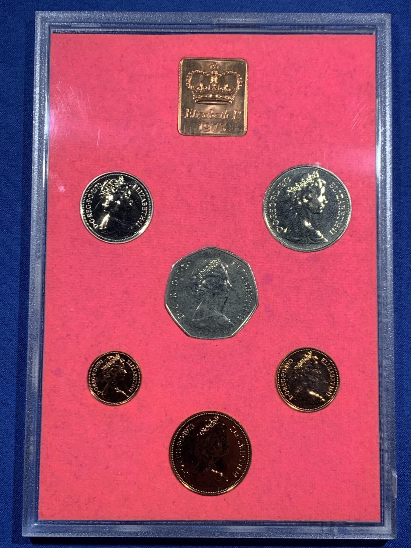 《竞宝斋》第464场 周日，周一，周二，3场连拍 （全场包邮）欢迎送拍 英国1973年精制套币 礼品原装6枚币和1枚章 细节见图