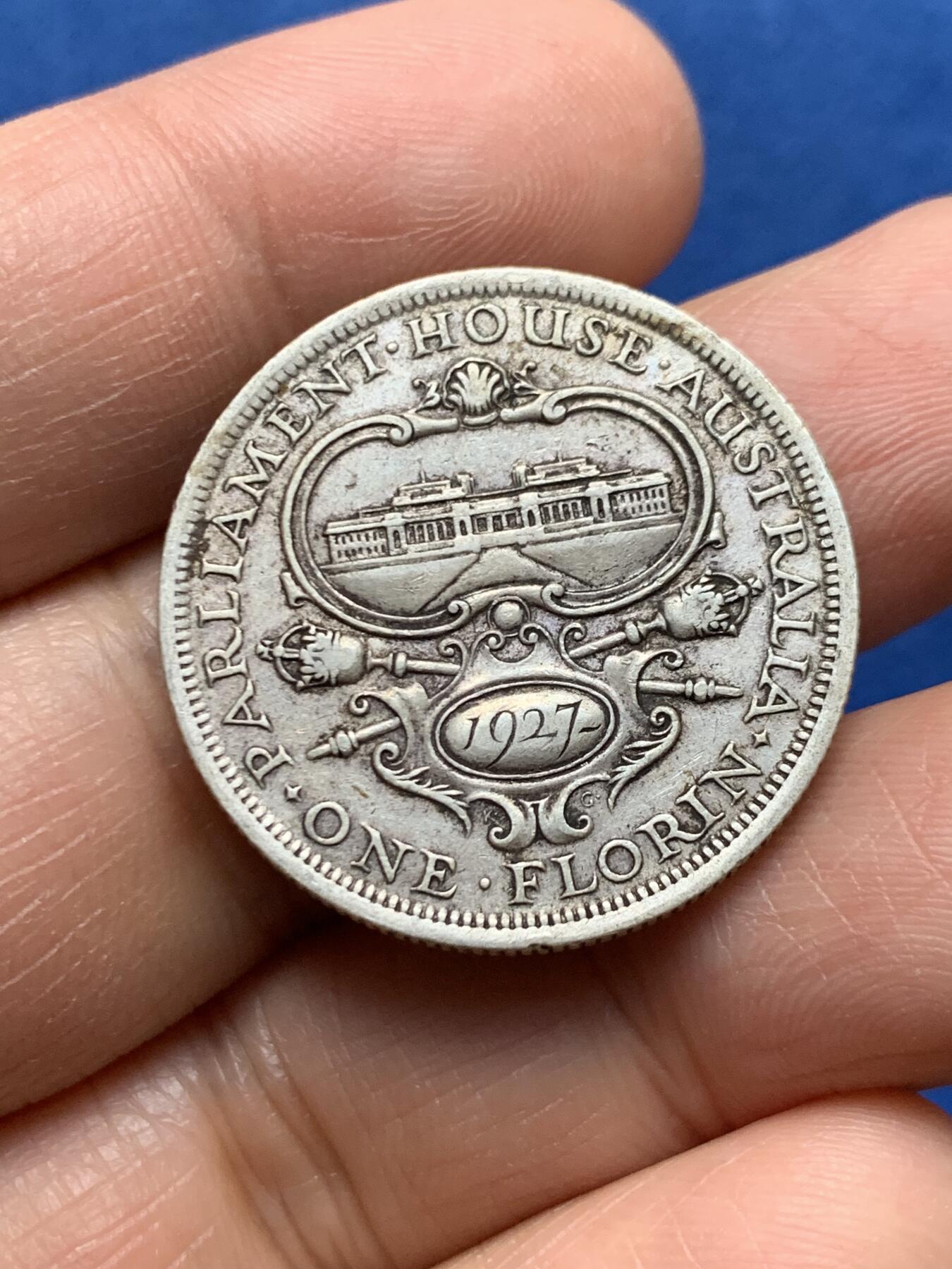 《竞宝斋》第464场 周日，周一，周二，3场连拍 （全场包邮）欢迎送拍 澳大利亚 1927年 1弗罗林 银币 纪念新国会大厦启用发行 传世老包浆 细节很好 经典品种