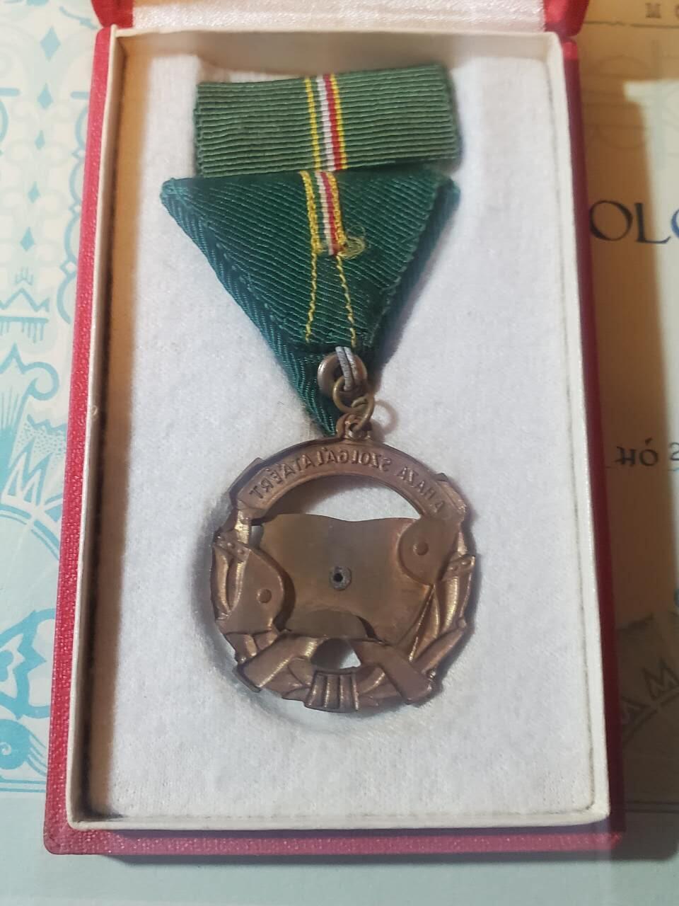 韵星假日军品类拍卖第三十九期暨默多克中校夫妇专场 -- Rimey Holidays Militaria Auction 39 & The Modoks Collection  匈牙利人民共和国默多克中校铜级为祖国服役奖章带盒略章一套好品早期