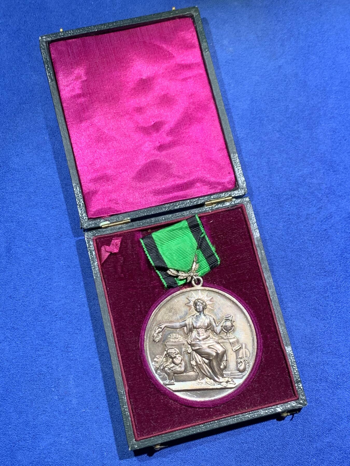 《竞宝斋》第464场 周日，周一，周二，3场连拍 （全场包邮）欢迎送拍 法国带环纯银镀金章，1896年某音乐比赛勋章，手里唯一的浮雕高度比章牌本身厚度还高的一枚勋章，浮雕高的感觉都不像压铸的，材质为950银镀金，挂环上有野猪头银标，直径50.6mm，重量46.46g，品相很美，原光背板，五彩包浆，有原装挂环和绶带，和章牌同字的烫金原盒