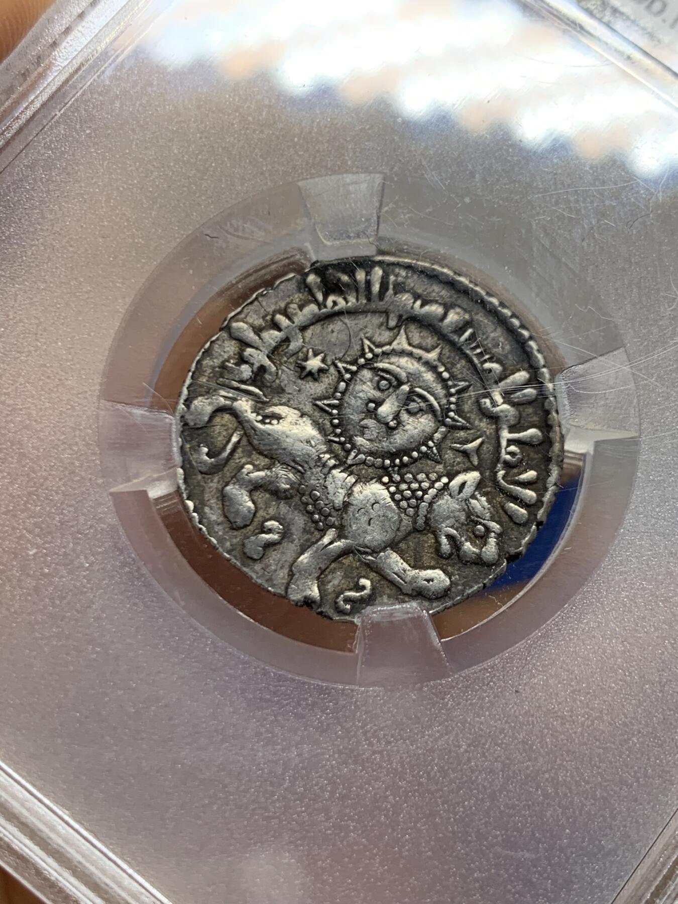 《竞宝斋》第464场 周日，周一，周二，3场连拍 （全场包邮）欢迎送拍 TQG XF 罗姆苏丹国 1236-1245年 1迪拉姆 银币 凯霍斯鲁二世在位时期发行 狮子代表其本人 太阳则是其爱人格鲁吉亚公主塔玛 这枚是本人目前所见打制最好、细节最全的太阳狮子银币 精致度无可挑剔