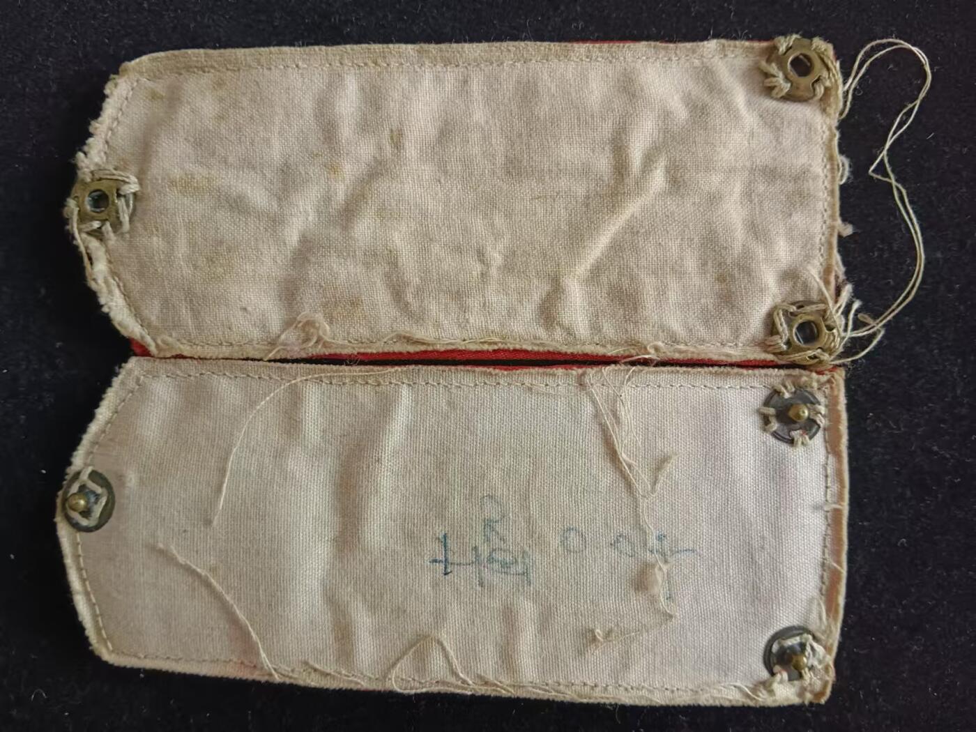 一副早期的乐队肩章