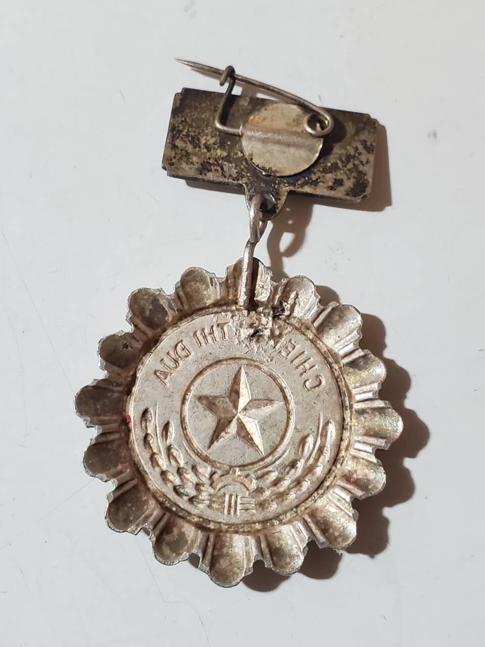 韵星假日军品类拍卖第三十九期暨默多克中校夫妇专场 -- Rimey Holidays Militaria Auction 39 & The Modoks Collection  越南民主共和国（北越）优秀战士奖章 越战时期战时白铜版本 很厚重非铝