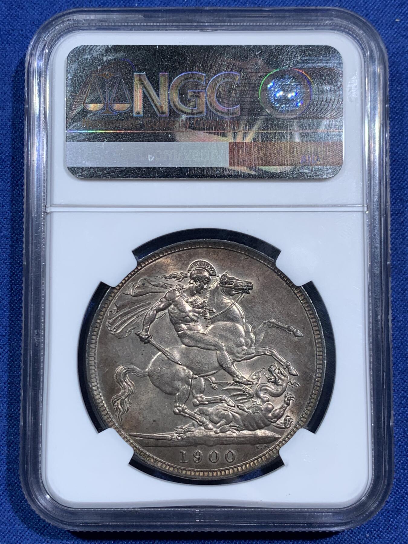 《竞宝斋》第464场 周日，周一，周二，3场连拍 （全场包邮）欢迎送拍 NGC MS62 英国 1900年 维多利亚披纱马剑克朗 极其稀有的LXIII边铭 同分8枚更高分仅9枚 属于好品存世量最少的版别之一 五彩包浆 整体的保存状态非常好