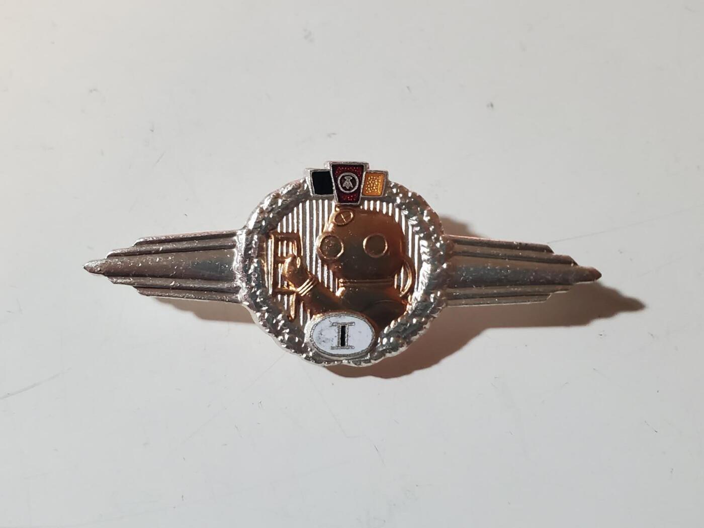 韵星假日军品类拍卖第三十九期暨默多克中校夫妇专场 -- Rimey Holidays Militaria Auction 39 & The Modoks Collection   民主德国60版本一级人民军潜水技能章 早期特种部队 转轮版本