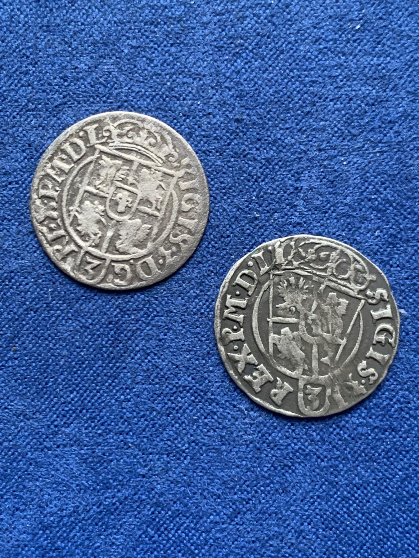 《竞宝斋》第464场 周日，周一，周二，3场连拍 （全场包邮）欢迎送拍 两枚一组 波兰和立陶宛联邦 1622年、1625年 1/24泰勒 银币 1625年那枚是少见的错打版 传世包浆 打制不错 有趣的欧洲古代小银币