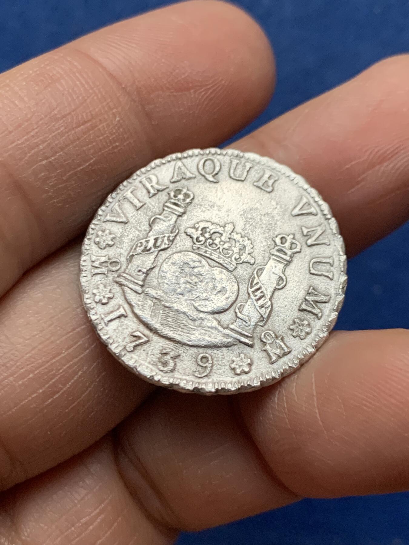 《竞宝斋》第464场 周日，周一，周二，3场连拍 （全场包邮）欢迎送拍 西属墨西哥1739年2里亚尔地球双柱，菲五早期版，地板稍有腐蚀6.33克