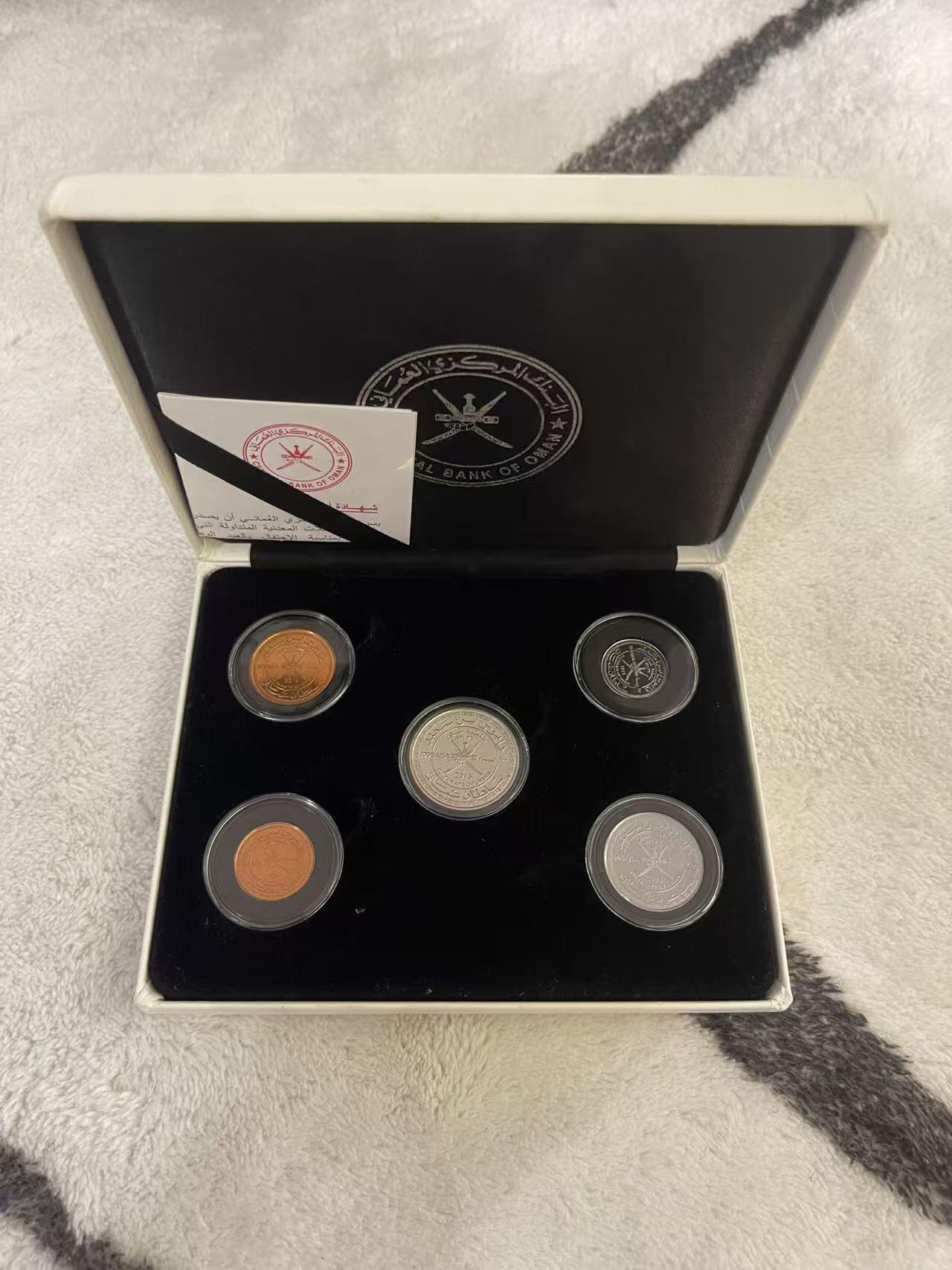 ❤️【币观天下】❤️ 第342期钱币秒杀拍卖场- 2026.2.4秒杀专场 长期征集拍品  阿曼2015年官方精制套币 原包装 高级皮盒包装