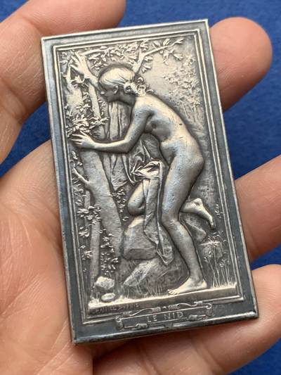 《竞宝斋》第464场 周日，周一，周二，3场连拍 （全场包邮）欢迎送拍 - 法国天才章牌大师杜普伊D.Dupuis代表作之一，巢，知名度较高的法章之一，新艺术风格代表作。人与自然，爱与和谐，材质950银，边铭丰饶角argent，大小37x65.8mm，重量57.3g，表面有些老的细小磕碰划痕，如图。