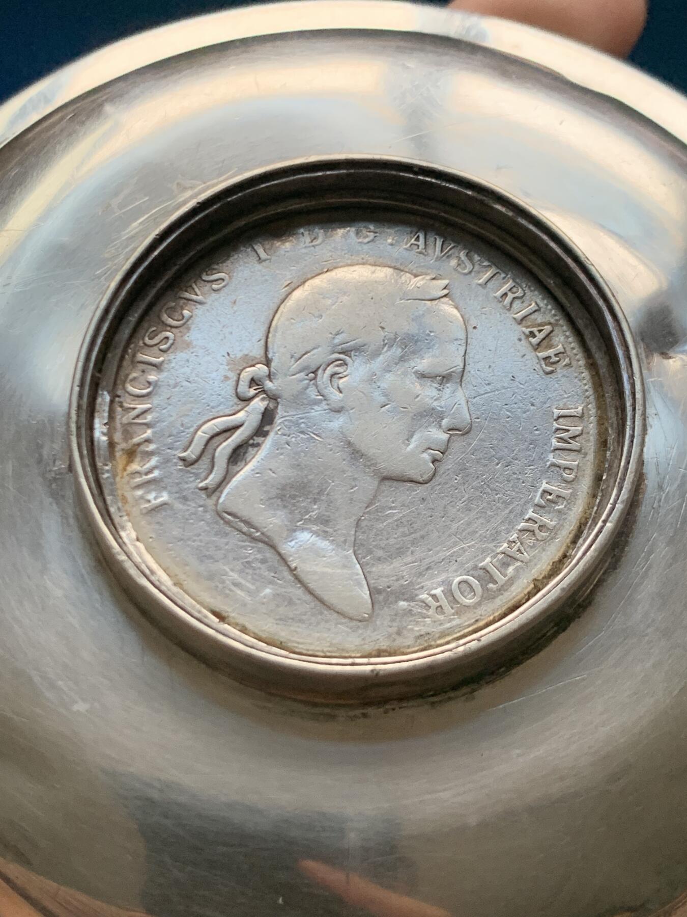 《竞宝斋》第464场 周日，周一，周二，3场连拍 （全场包邮）欢迎送拍 欧洲镶嵌弗朗茨一世泰勒老银碟子，19世纪末期20世纪初南欧工艺，直径约101.5毫米，高18毫米，重约96.1克。碟底部边缘有CD、J、马耳他十字（Maltese Cross ）800银，4个银戳记。中间镶嵌少见1834年弗朗茨一世奥地利帝国双头鹰1泰勒银币。流通使用品。