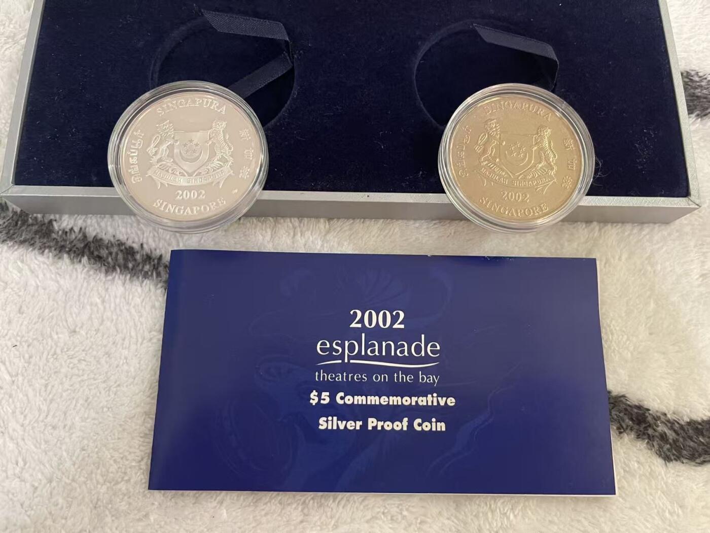 ❤️【币观天下】❤️ 第342期钱币秒杀拍卖场- 2026.2.4秒杀专场 长期征集拍品  新加坡滨海湾歌剧院2002年官方精制银币2合1套装 盒证齐全 发行量仅2002套 