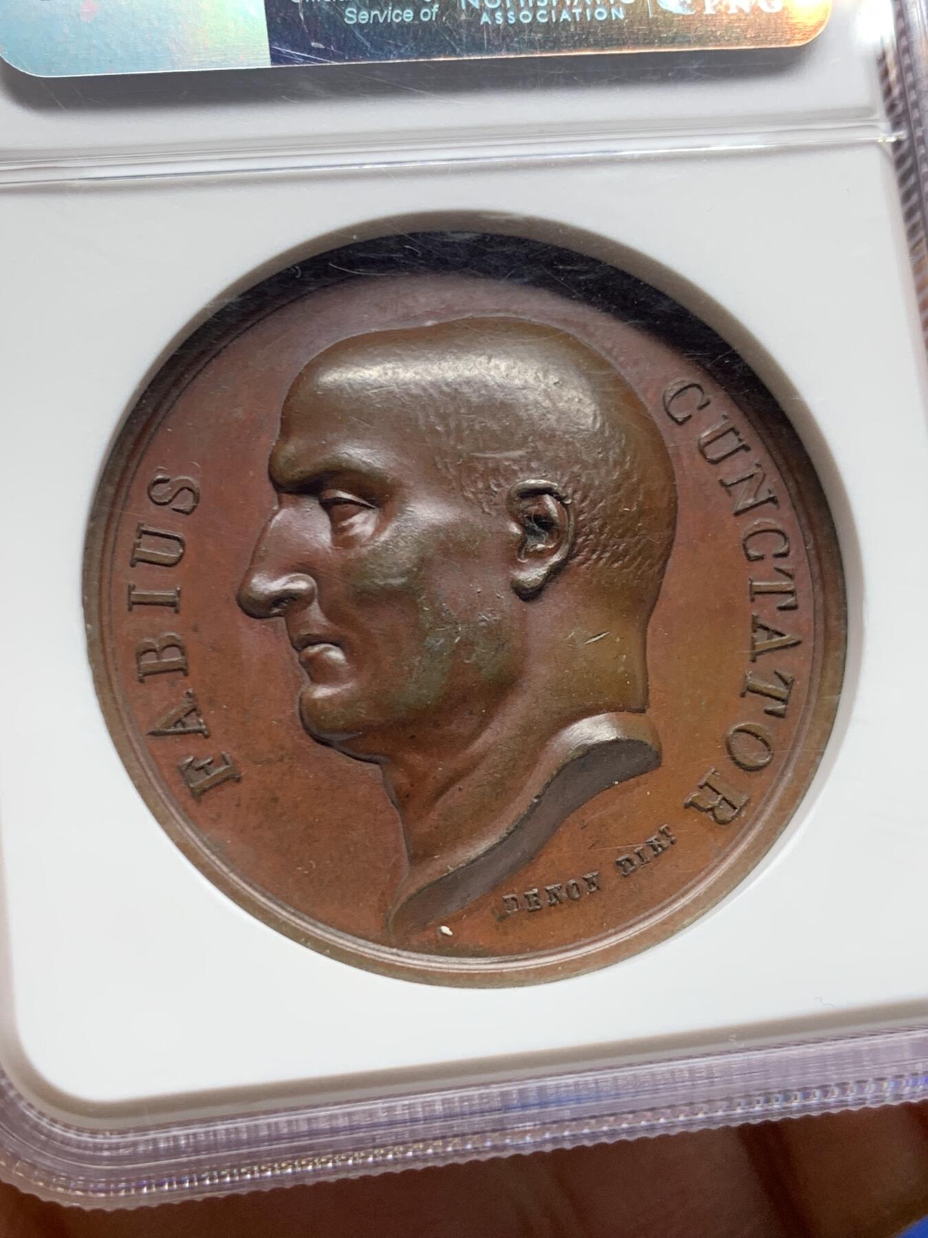 《竞宝斋》第464场 周日，周一，周二，3场连拍 （全场包邮）欢迎送拍 NGC MS62BN 法国1807年拿破仑一世在奥斯特罗德原铸铜章 稀见好品种 巴黎造币厂油光巧克力包浆 状态一流 加厚盒 拿破仑于1807年2月至4月驻扎在波兰的奥斯特罗德，等待来自法国的增援。背面法 比乌斯，古罗马政治家军事家，公元前3世纪罗马将军，以在第二次布匿战争中采用拖延战术对抗汉尼拔、挽救罗马于危难而闻名。这种被称为“法比乌斯战略”的策略为罗马最终胜利做出了贡献，拿破仑显然也希望效仿先