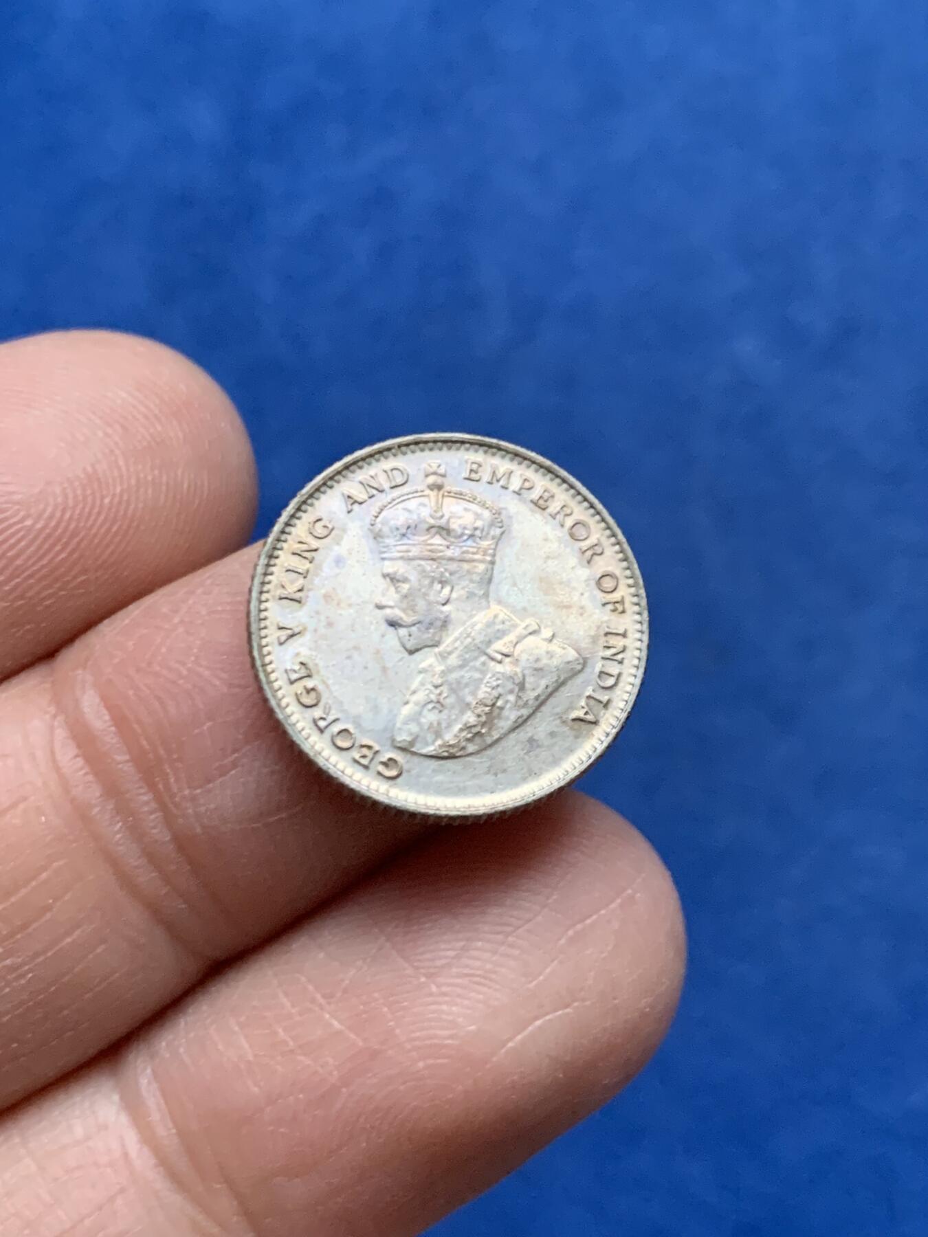 《竞宝斋》第464场 周日，周一，周二，3场连拍 （全场包邮）欢迎送拍 两枚一组 1926年英属海峡乔治五世银币和1941年英属马来亚乔治六世银币（高银版）两个都是面值10分 未流通 转光都很好 底板也不错 适合收藏！