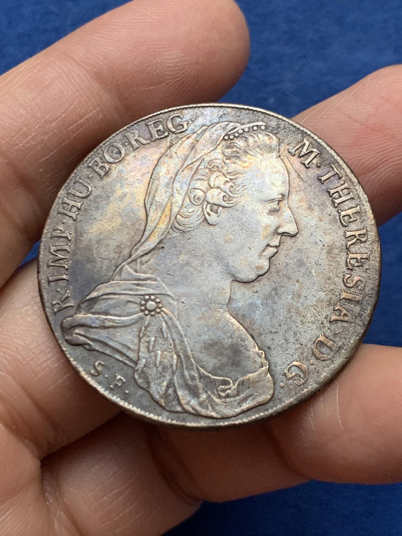 《竞宝斋》第464场 周日，周一，周二，3场连拍 （全场包邮）欢迎送拍 1817至1833年威尼斯版玛丽亚·特蕾莎贸易银币，目录编号：Hafner 37a。重约27.83克。面值：1泰勒。该品为女皇逝世后，为了迎合近中东贸易货币使用习惯，由奥属意大利威尼斯造币厂铸造的版本，主要流通于北非、近中东地区，是历史上真正参与流通的行用币！近未流通状态，背面为减重痕。